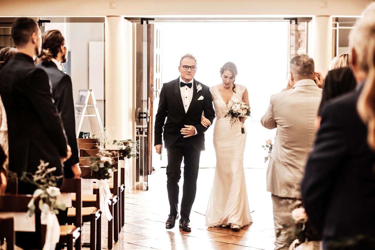 TLOOK photographe de mariage de style documentaire, église cérémonie religieuse la mariée arrive avec son papa