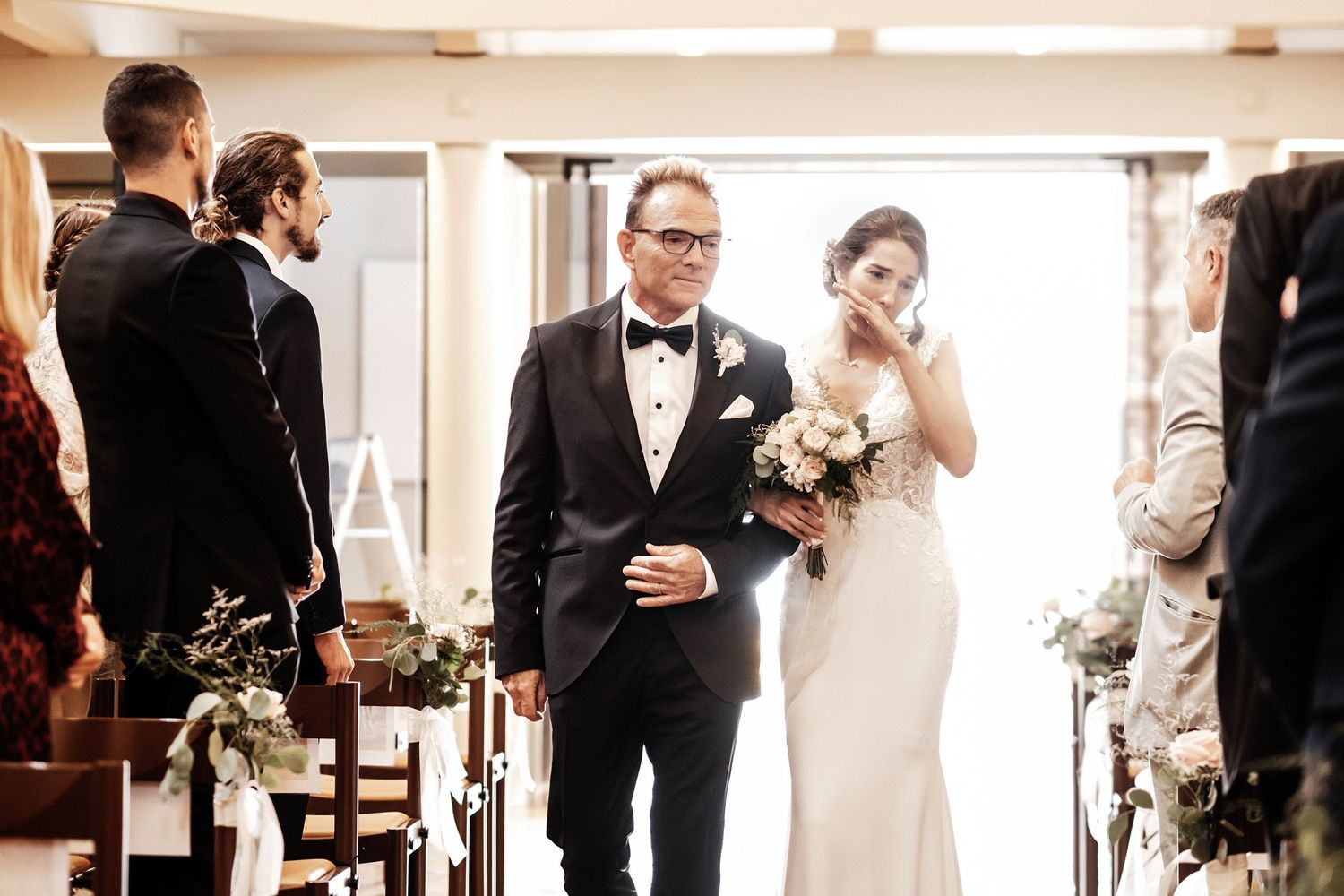 TLOOK photographe de mariage de style documentaire, église cérémonie religieuse la mariée arrive avec son papa
