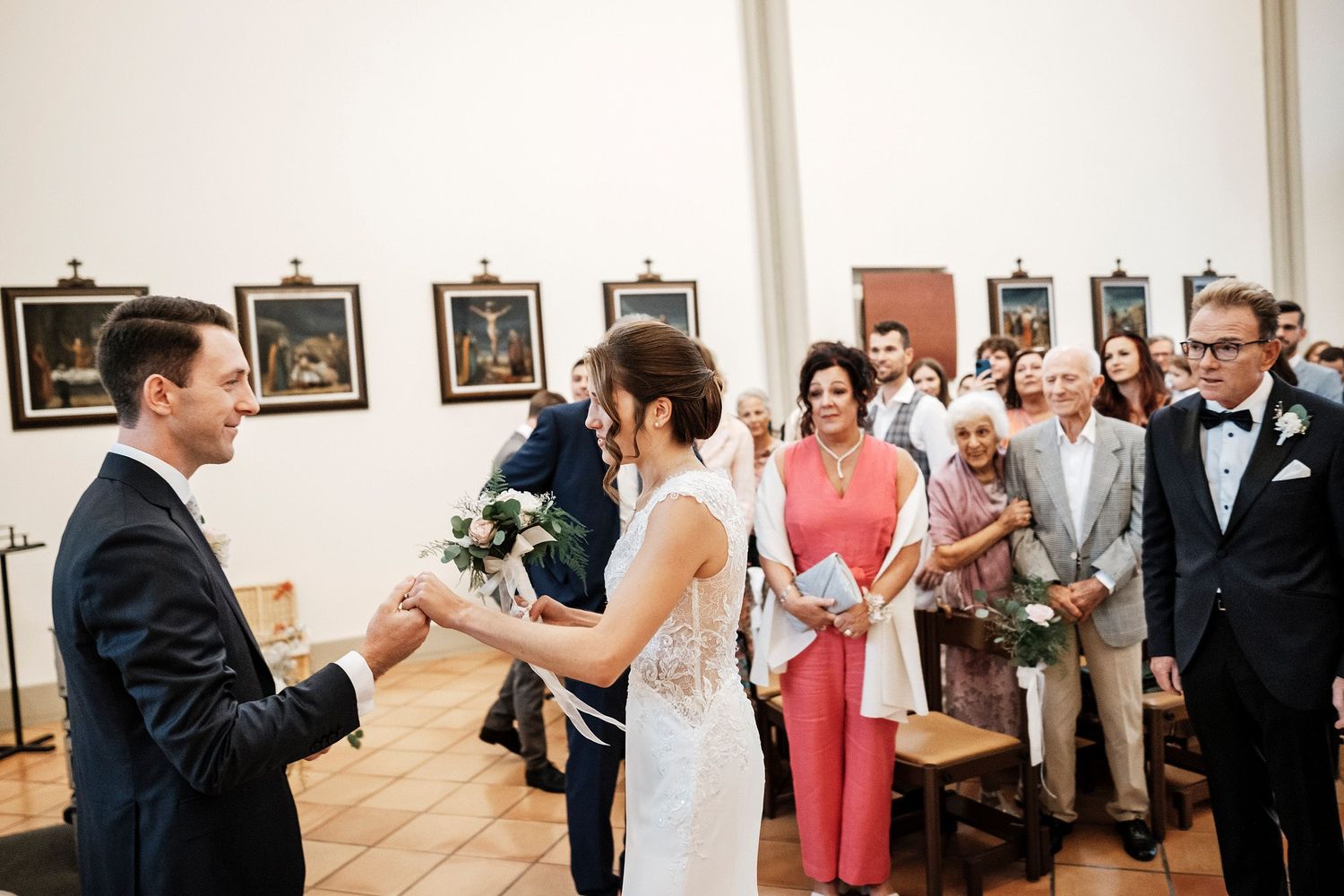 TLOOK photographe de mariage de style documentaire, église cérémonie religieuse la mariée arrive avec son papa