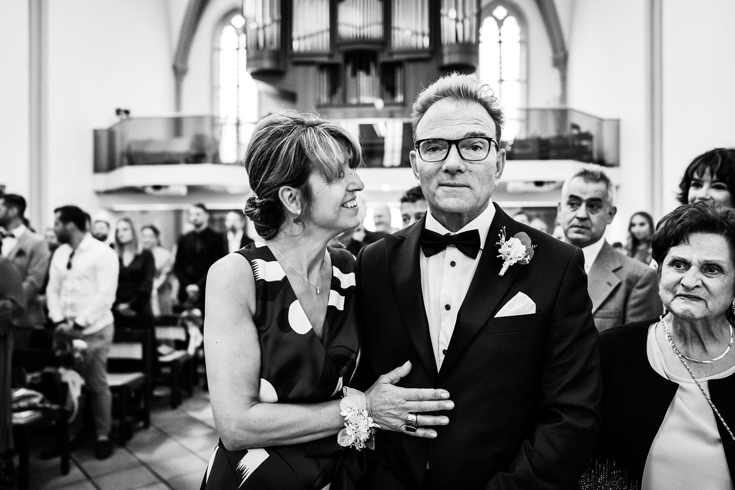 TLOOK photographe de mariage de style documentaire, église cérémonie religieuse portraits des parents