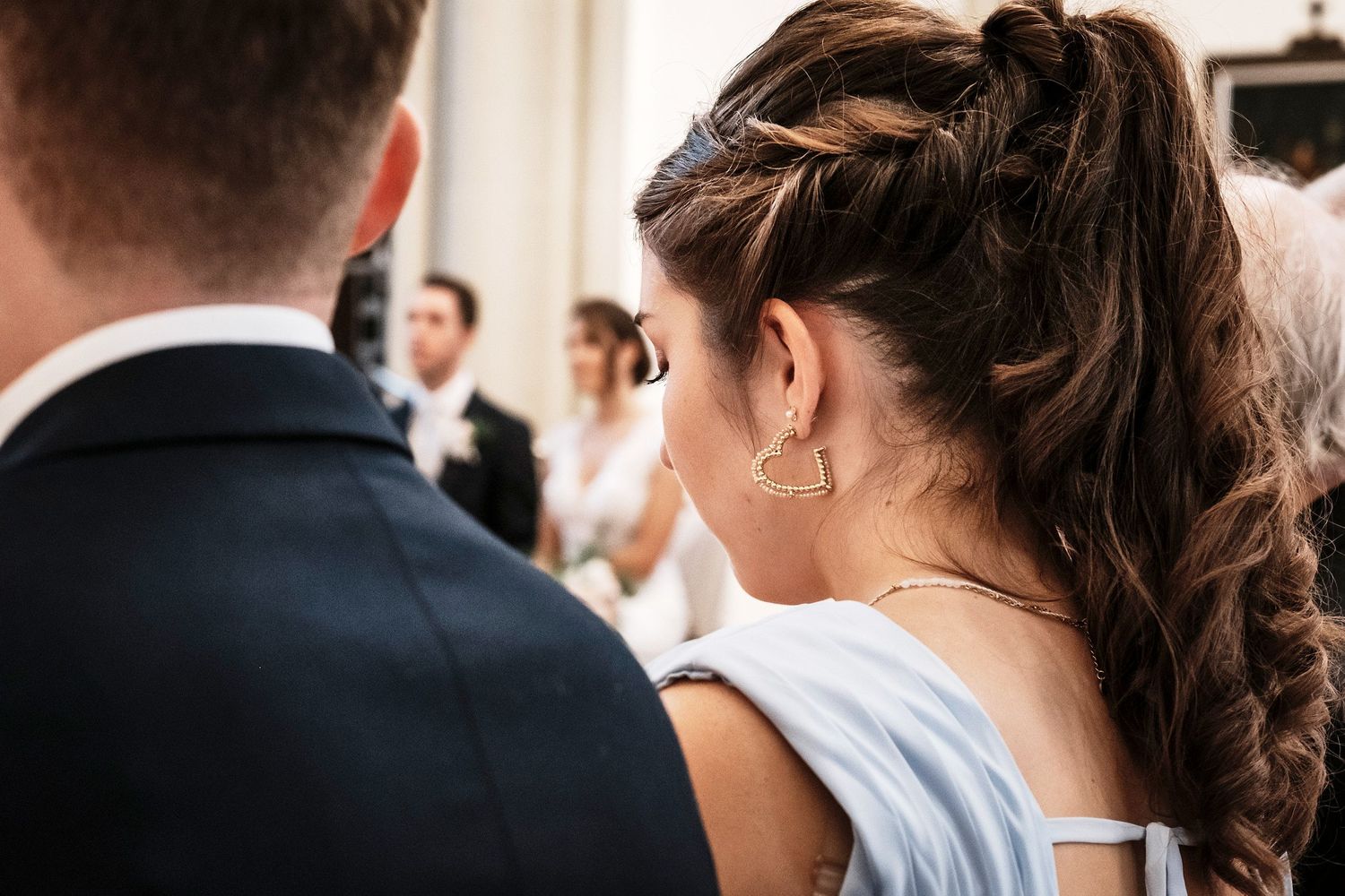 TLOOK photographe de mariage de style documentaire, église portrait demoiselle d'honneur
