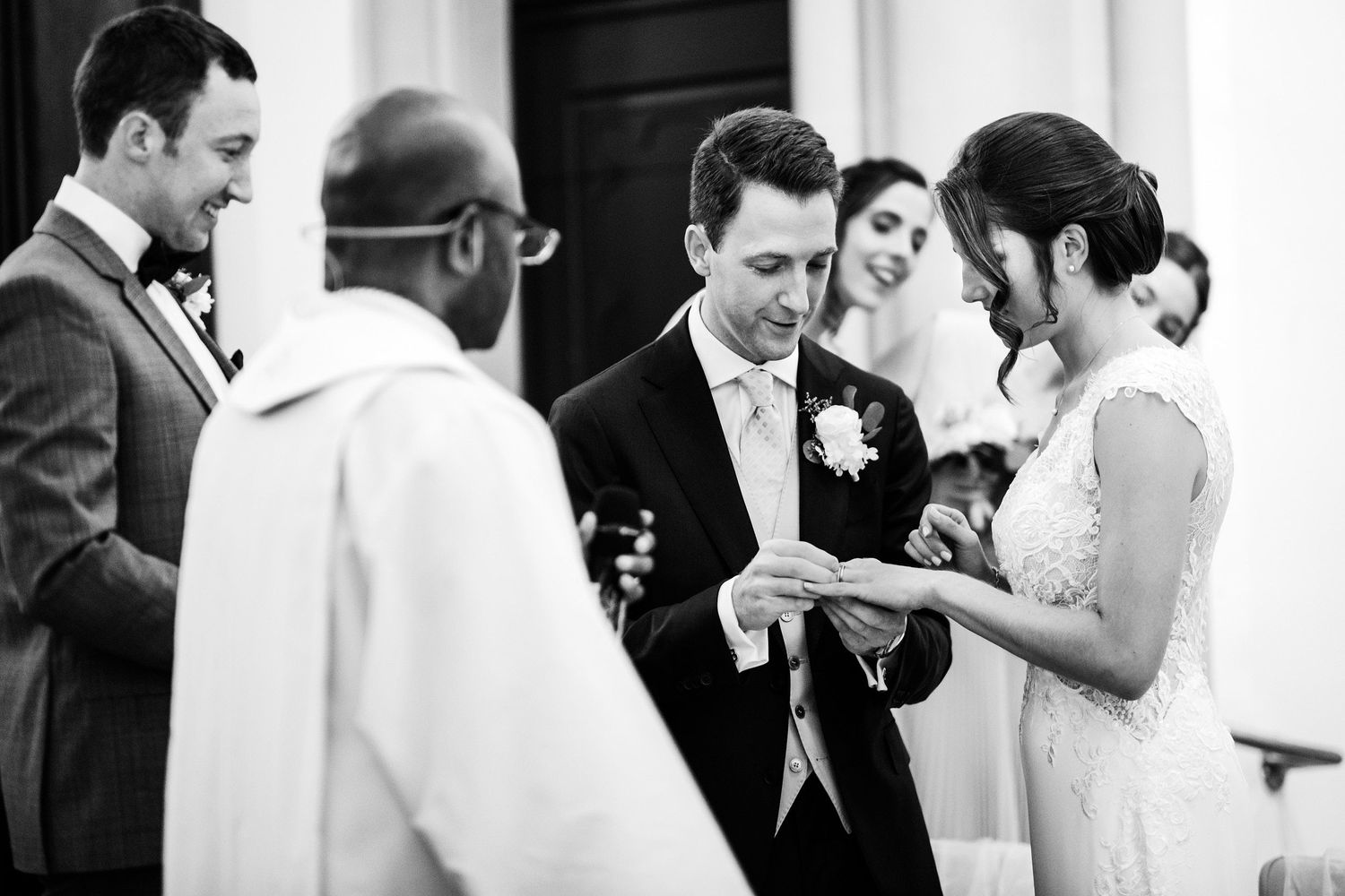 TLOOK photographe de mariage de style documentaire, église émotions le marié passe la bague au doigt de la mariée