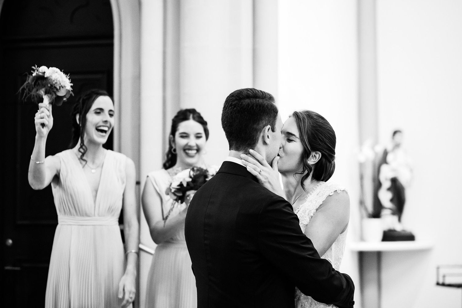 TLOOK photographe de mariage de style documentaire, église émotions les mariés s'embrassent