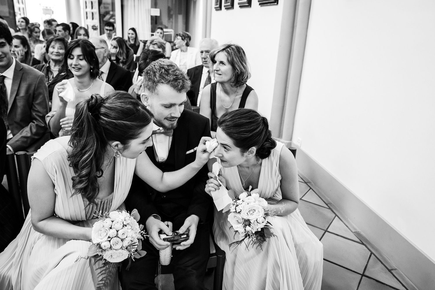 TLOOK photographe de mariage de style documentaire, église émotions