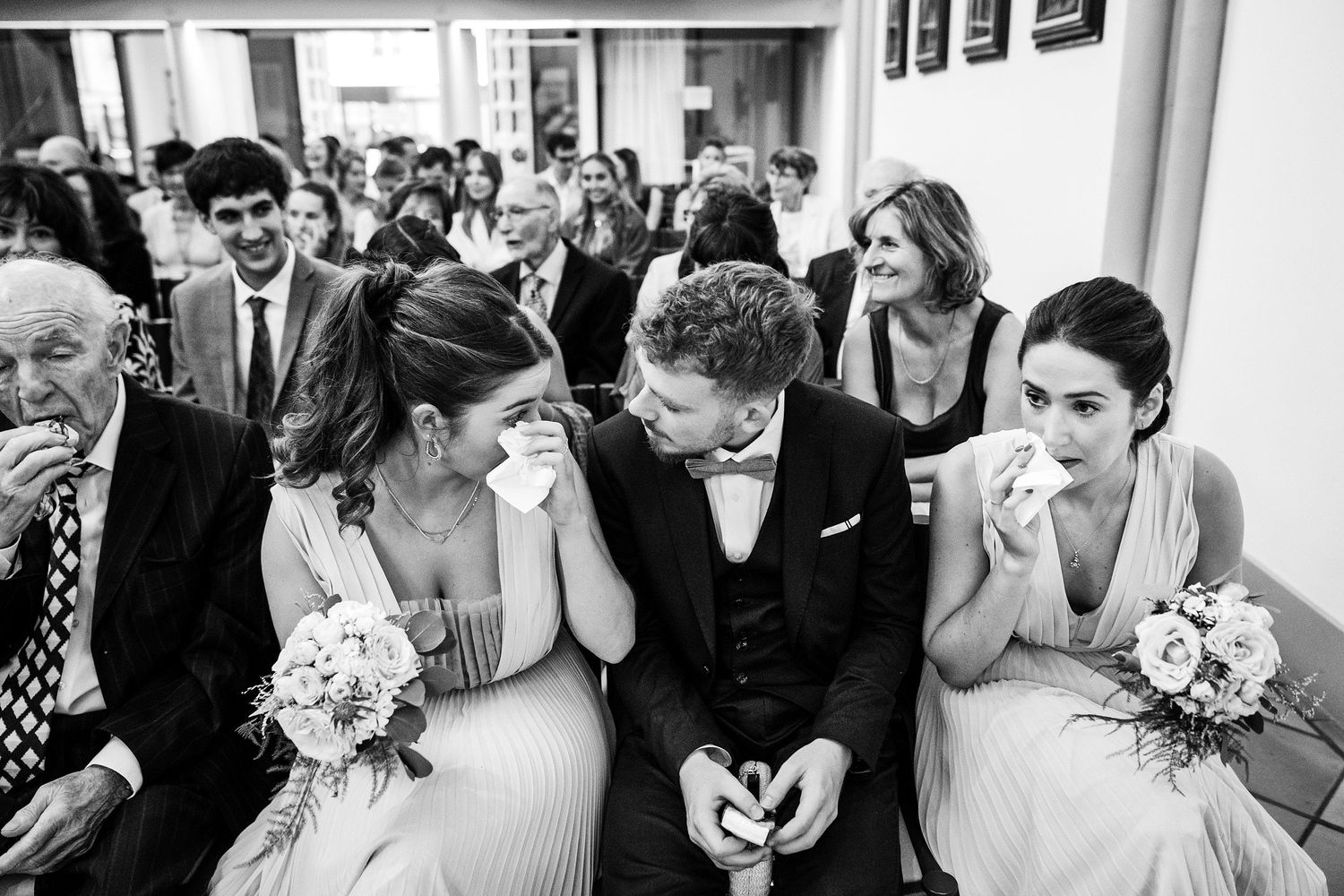 TLOOK photographe de mariage de style documentaire, église émotions