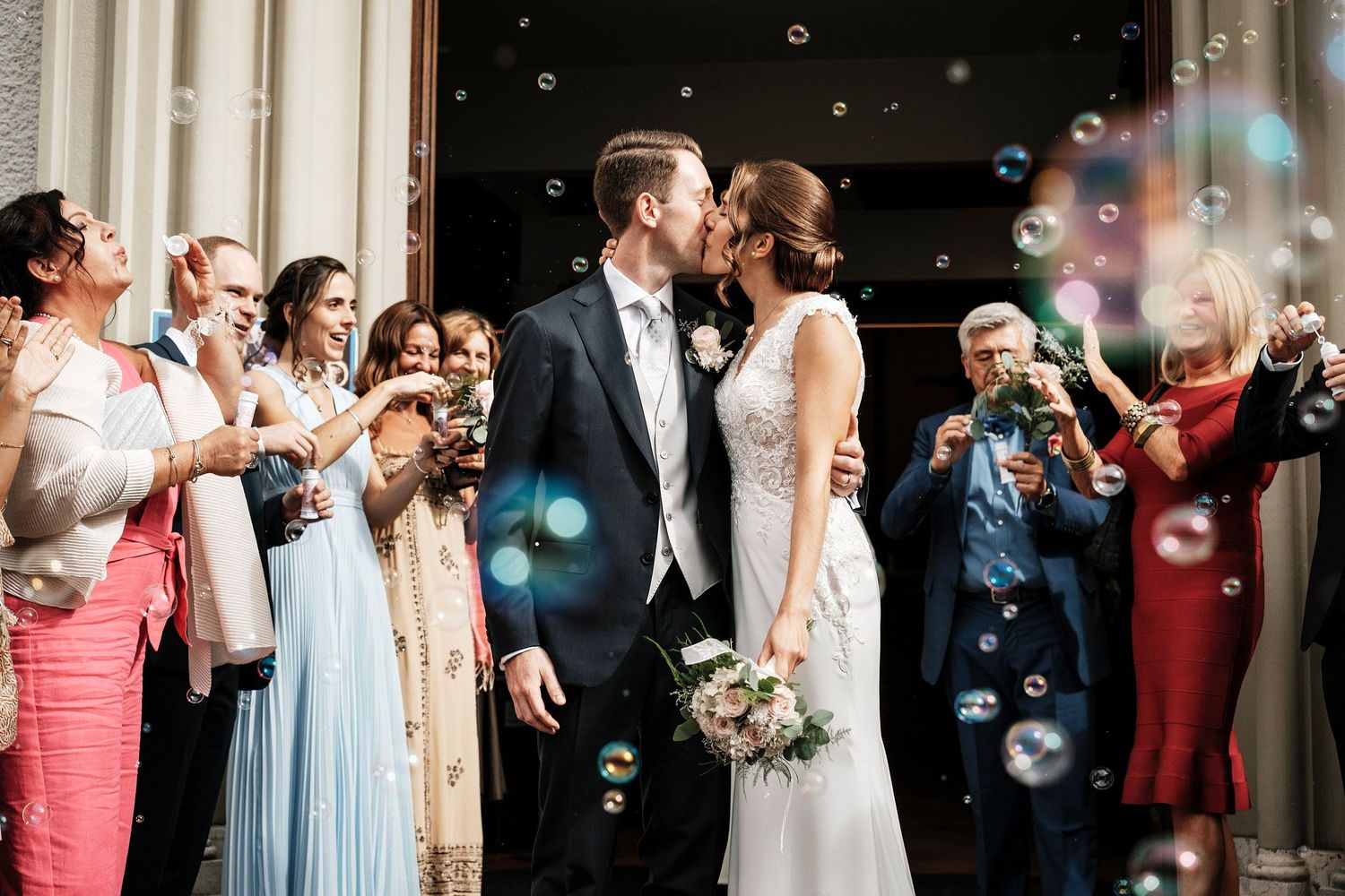 TLOOK photographe de mariage de style documentaire, sortie église émotions les marié sortent avec les bulles
