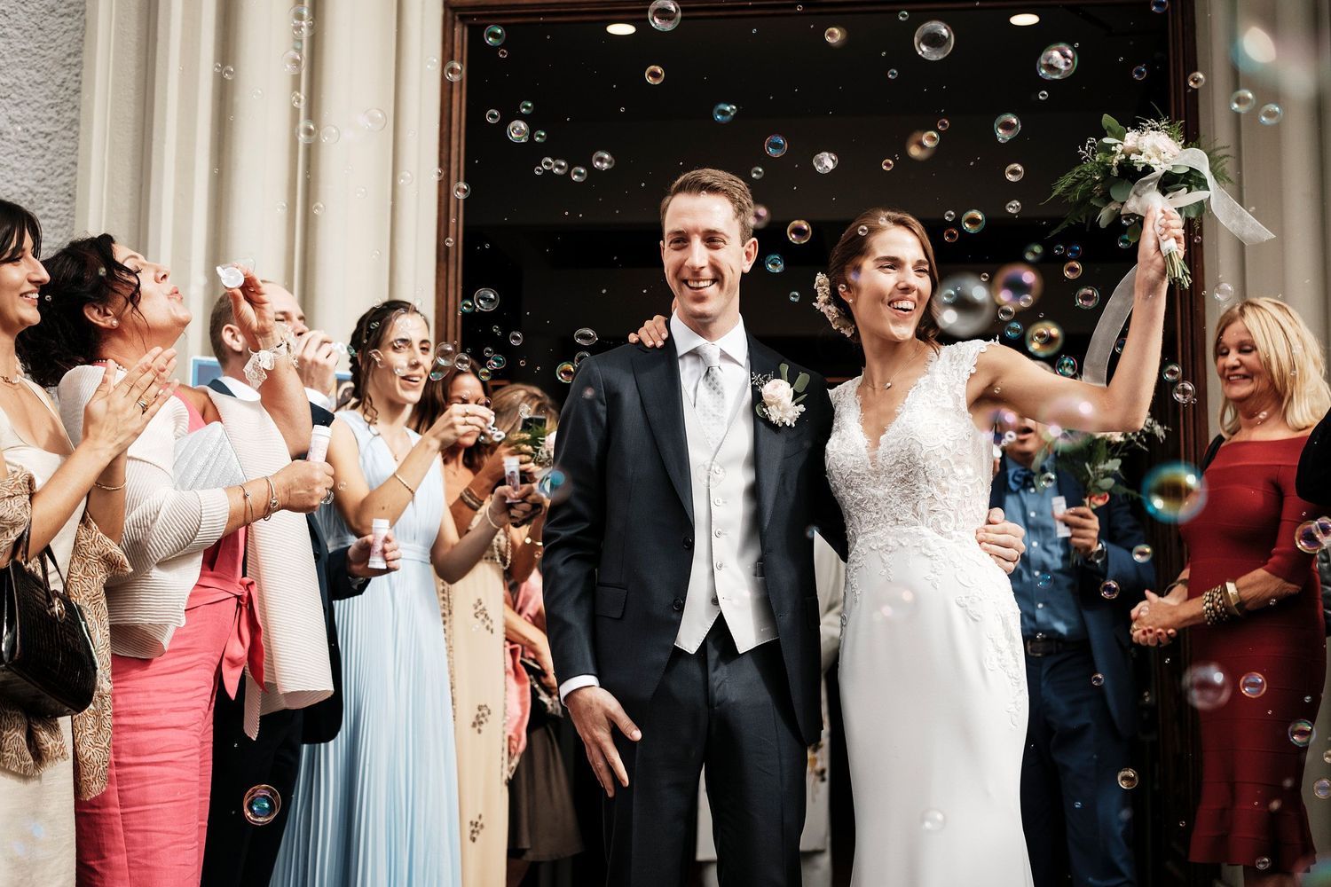 TLOOK photographe de mariage de style documentaire, sortie église émotions les marié sortent avec les bulles