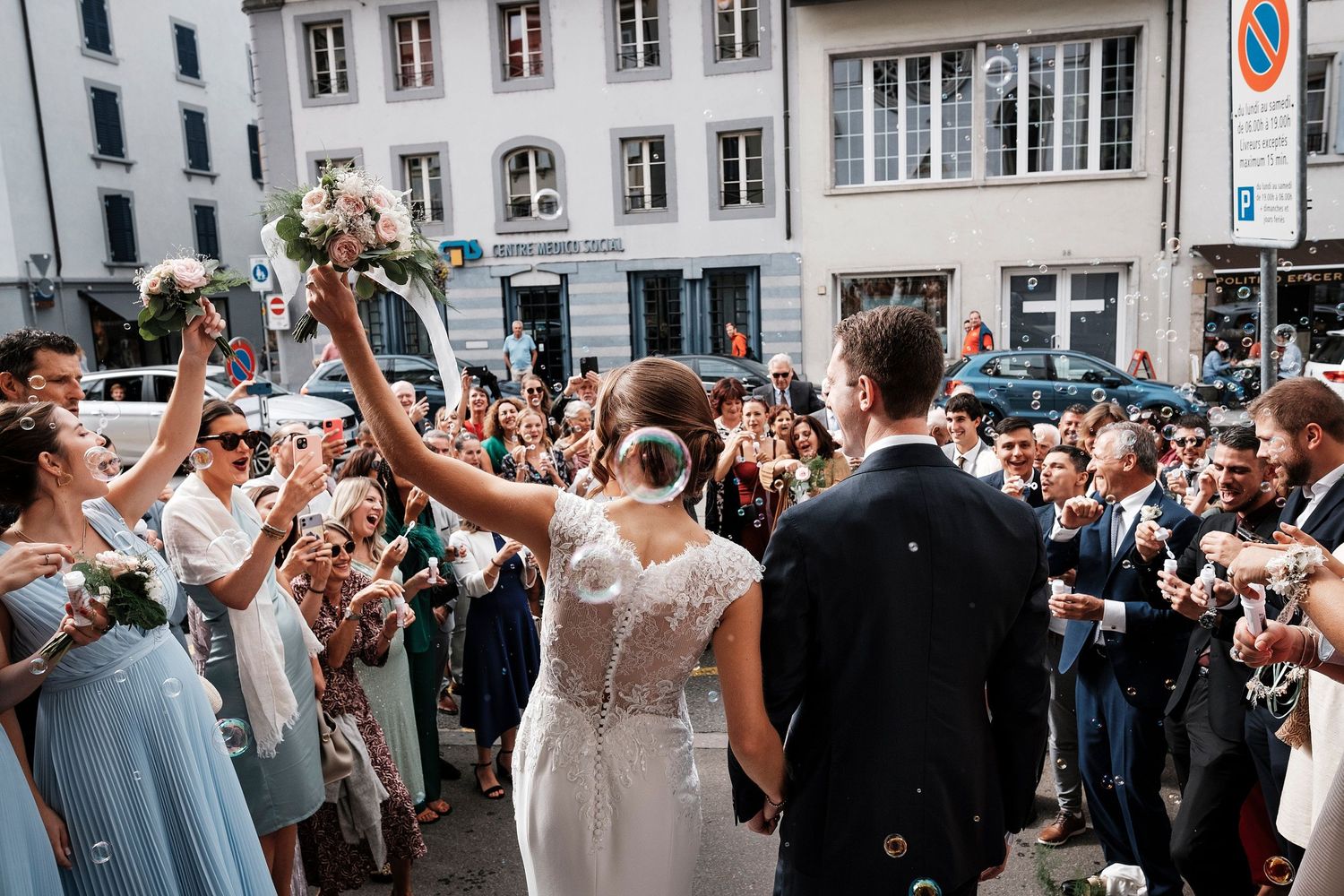 TLOOK photographe de mariage de style documentaire, sortie église émotions les marié sortent avec les bulles