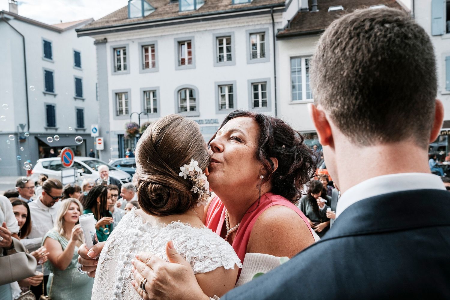 TLOOK photographe de mariage de style documentaire, sortie église émotions la maman embrasse la mariée