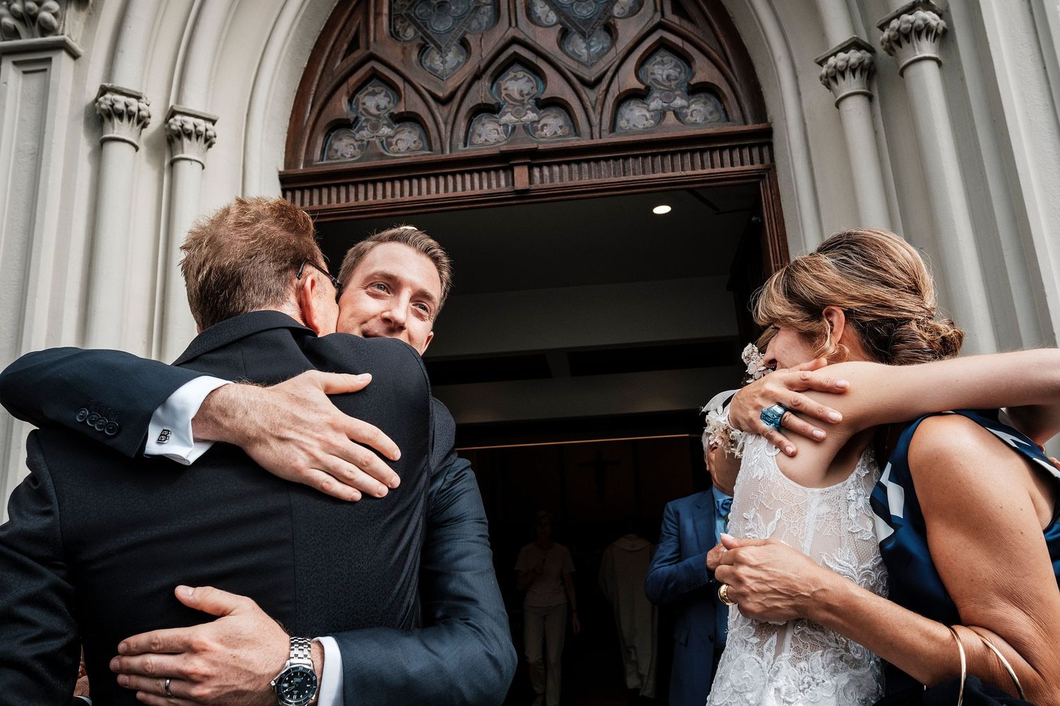 TLOOK photographe de mariage de style documentaire, sortie église émotions embrassade