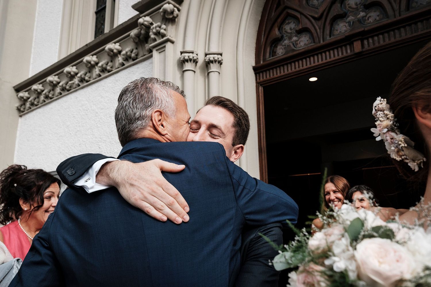 TLOOK photographe de mariage de style documentaire, sortie église émotions le papa embrasse le marié