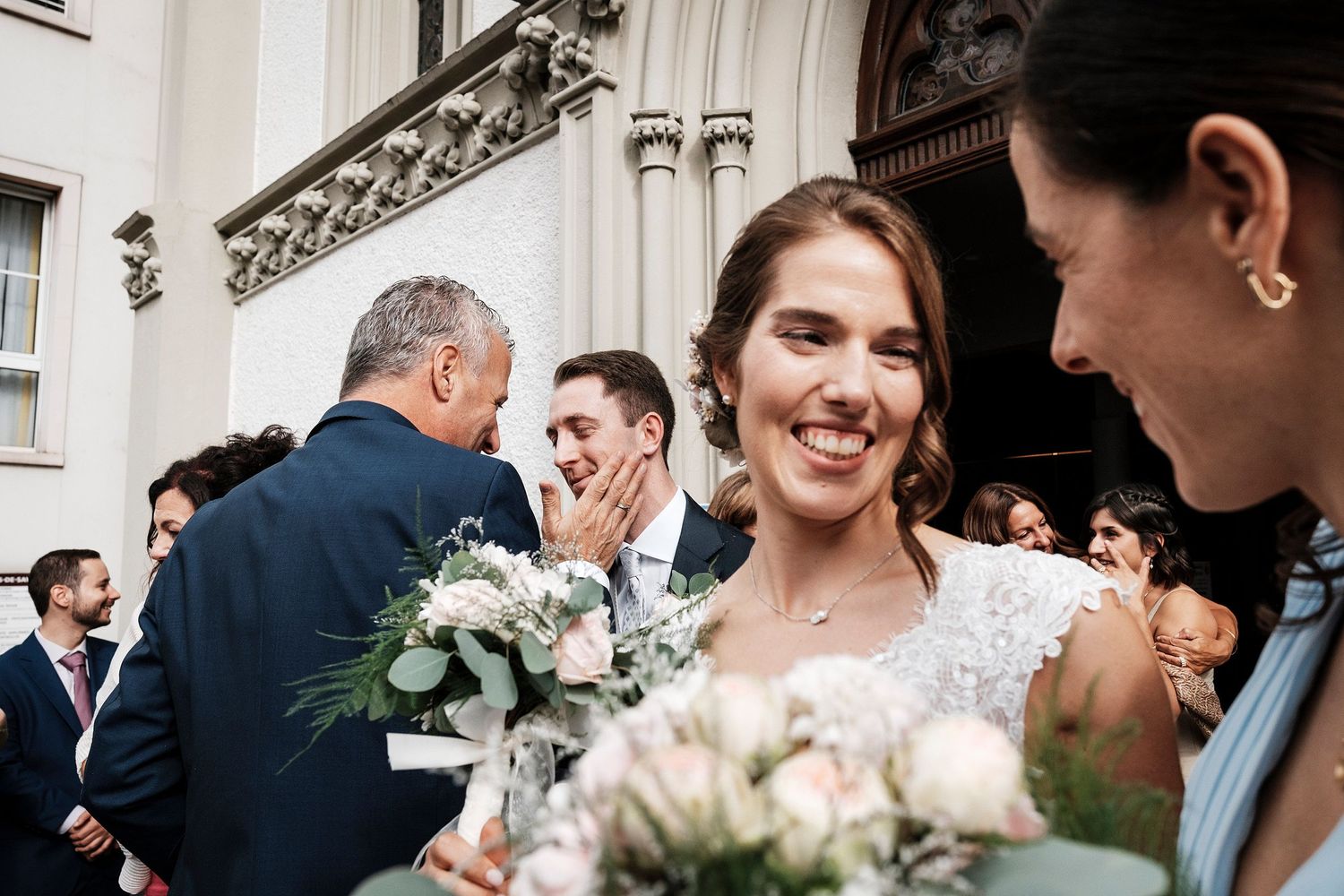 TLOOK photographe de mariage de style documentaire, sortie église émotions