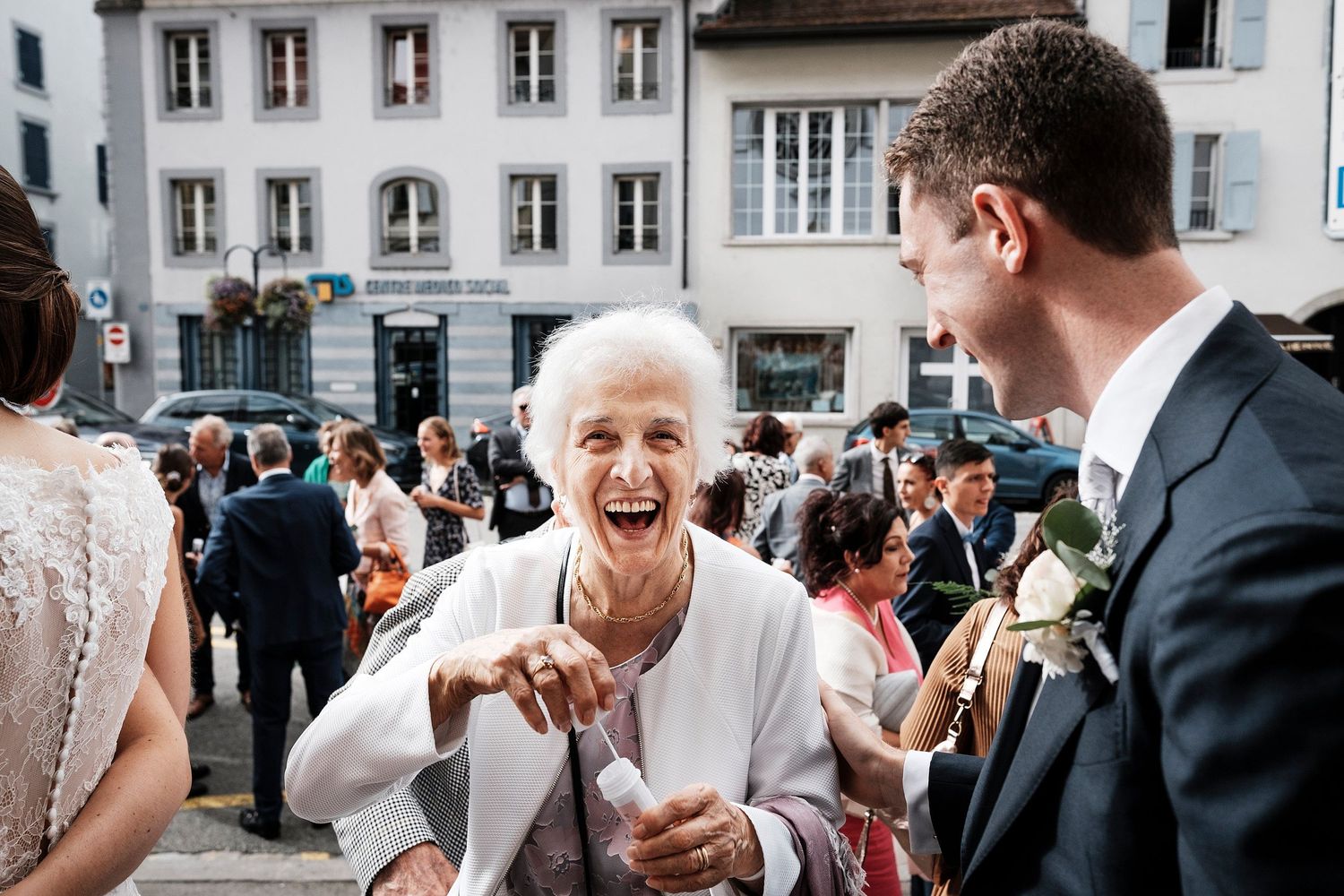 TLOOK photographe de mariage de style documentaire, sortie église émotions bulles grand maman