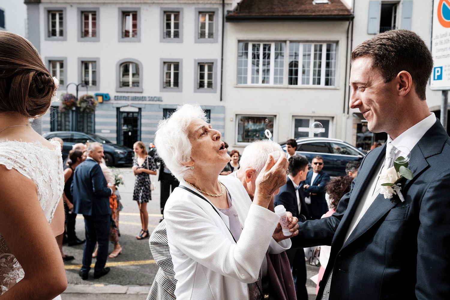 TLOOK photographe de mariage de style documentaire, sortie église bulles grand maman émotions