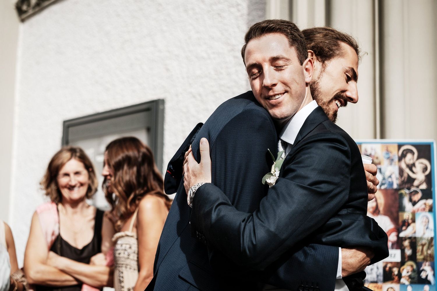 TLOOK photographe de mariage de style documentaire, sortie église émotions