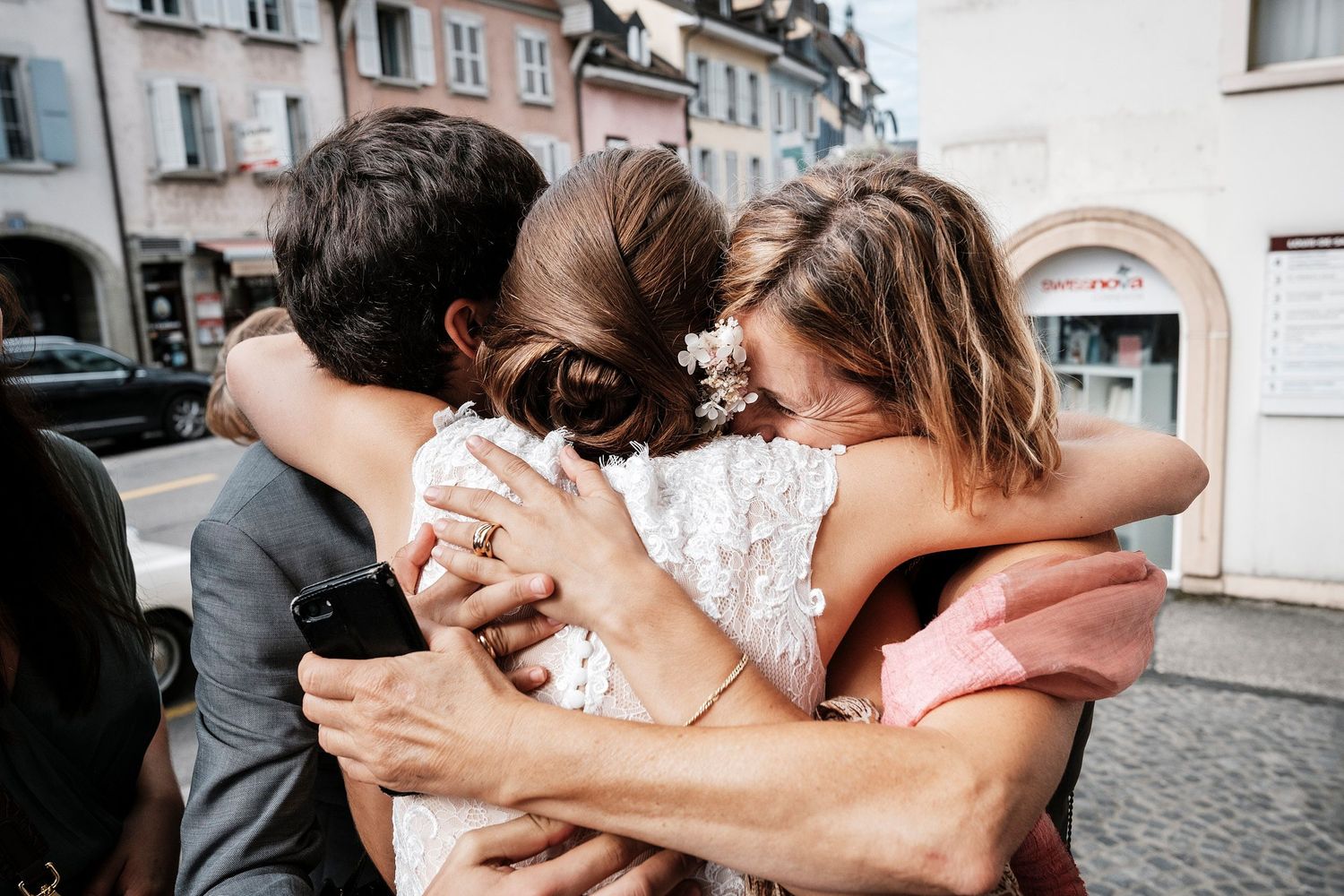 TLOOK photographe de mariage de style documentaire, sortie église émotions