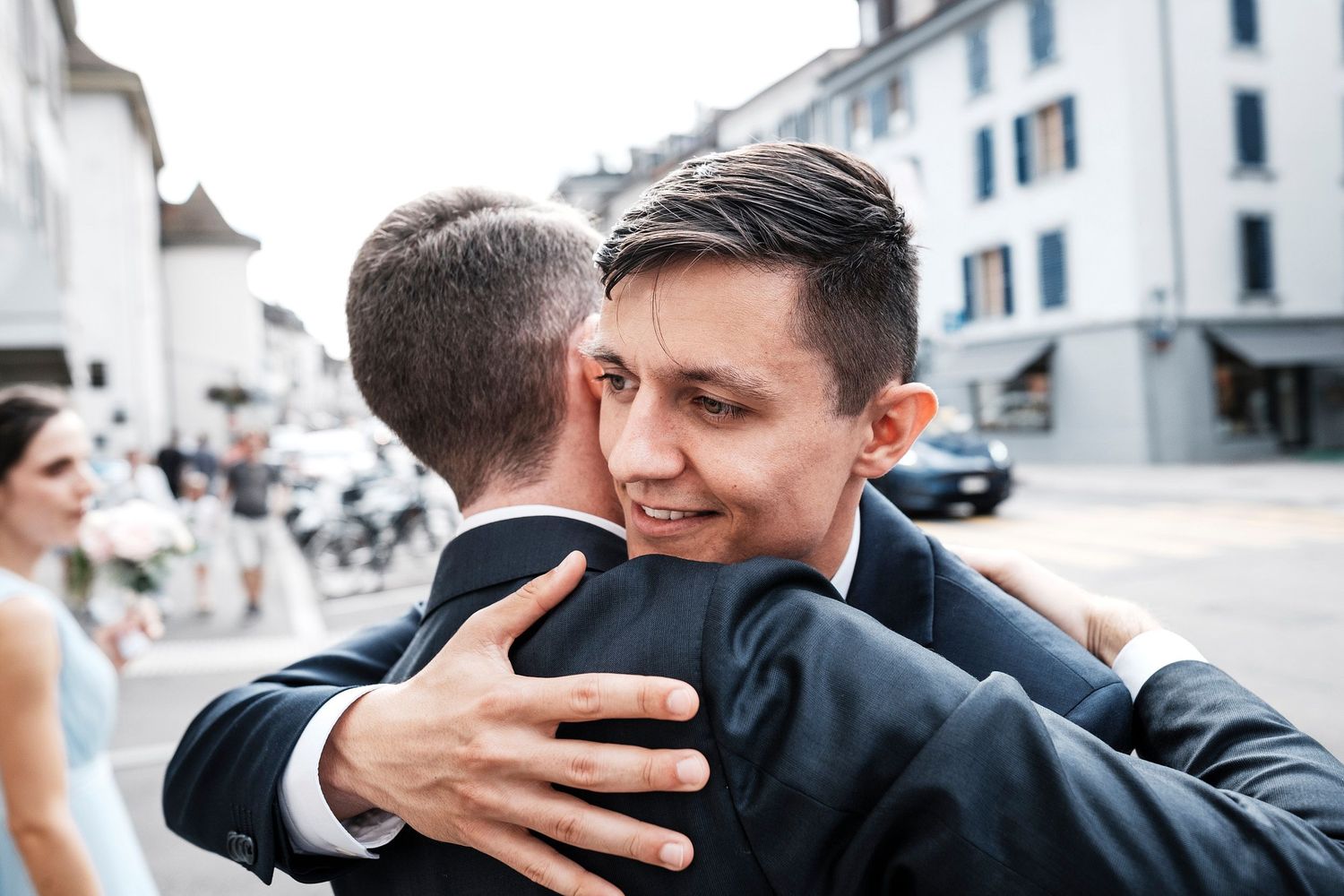 TLOOK photographe de mariage de style documentaire, sortie église émotions