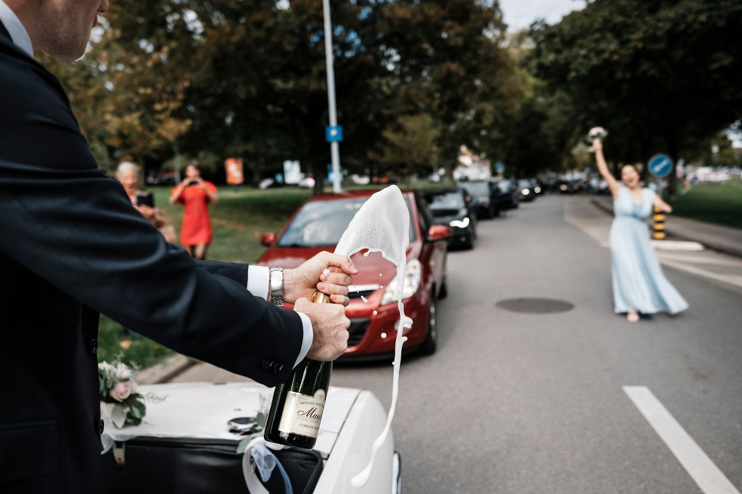 TLOOK photographe de mariage de style documentaire, domaine les Bois de Chamblard cortège voiture avec champagne