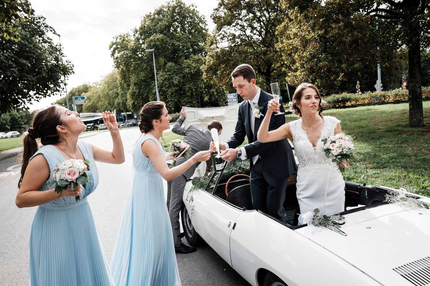 TLOOK photographe de mariage de style documentaire, domaine les Bois de Chamblard cortège voiture avec champagne