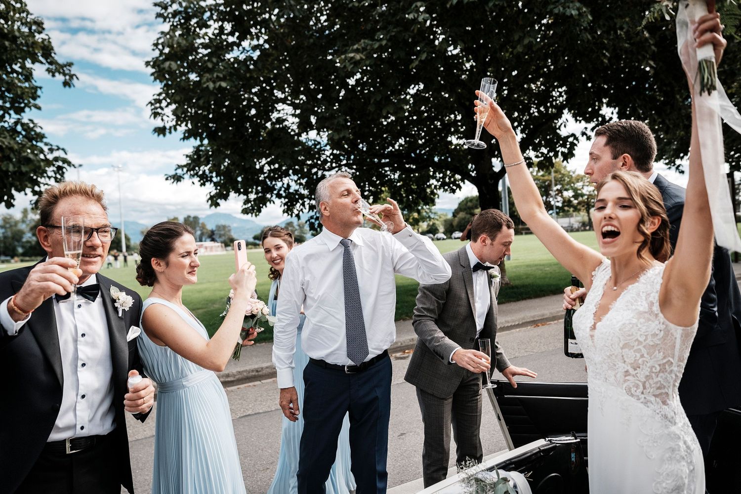 TLOOK photographe de mariage de style documentaire, domaine les Bois de Chamblard cortège voiture avec champagne