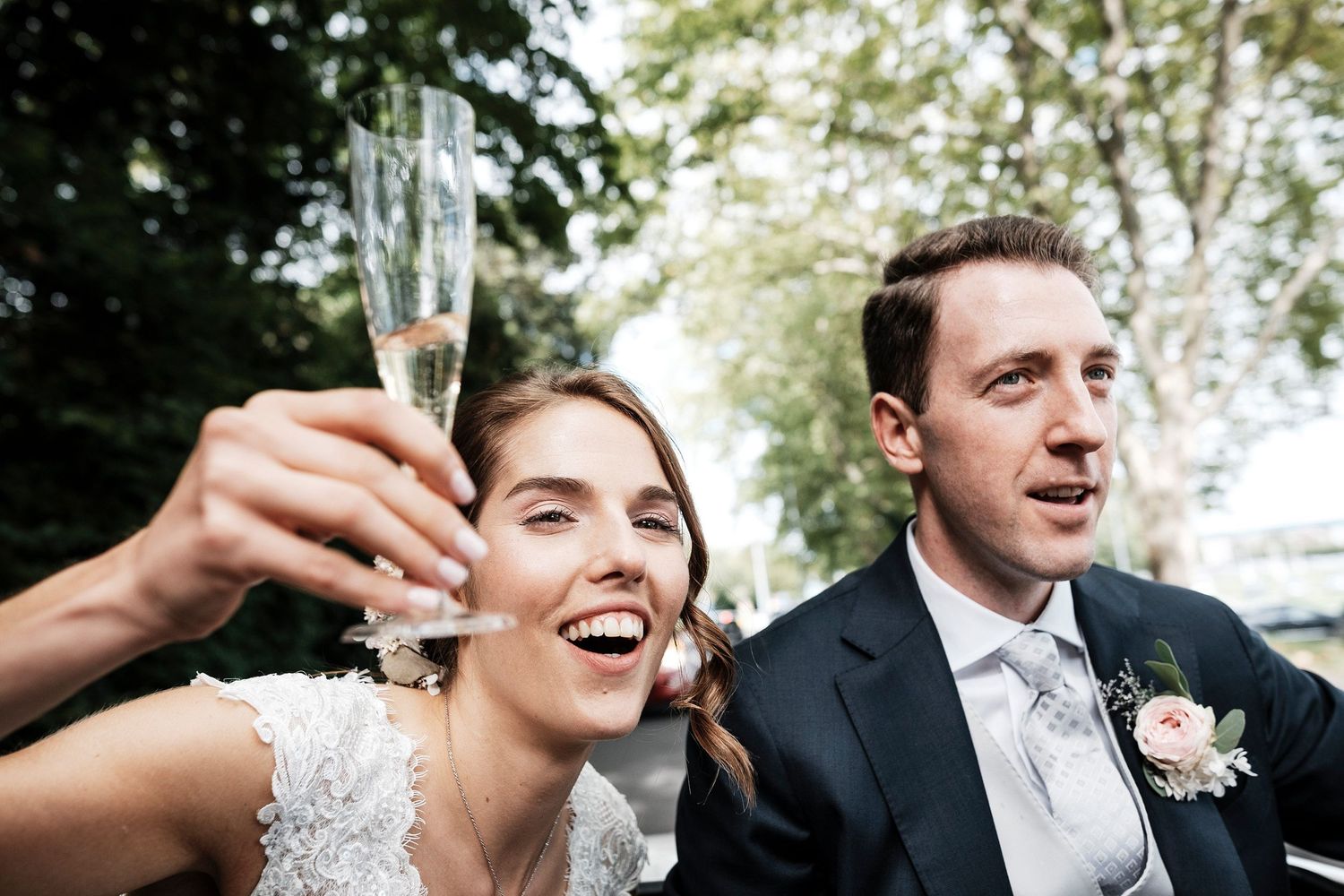 TLOOK photographe de mariage de style documentaire, domaine les Bois de Chamblard cortège voiture avec champagne