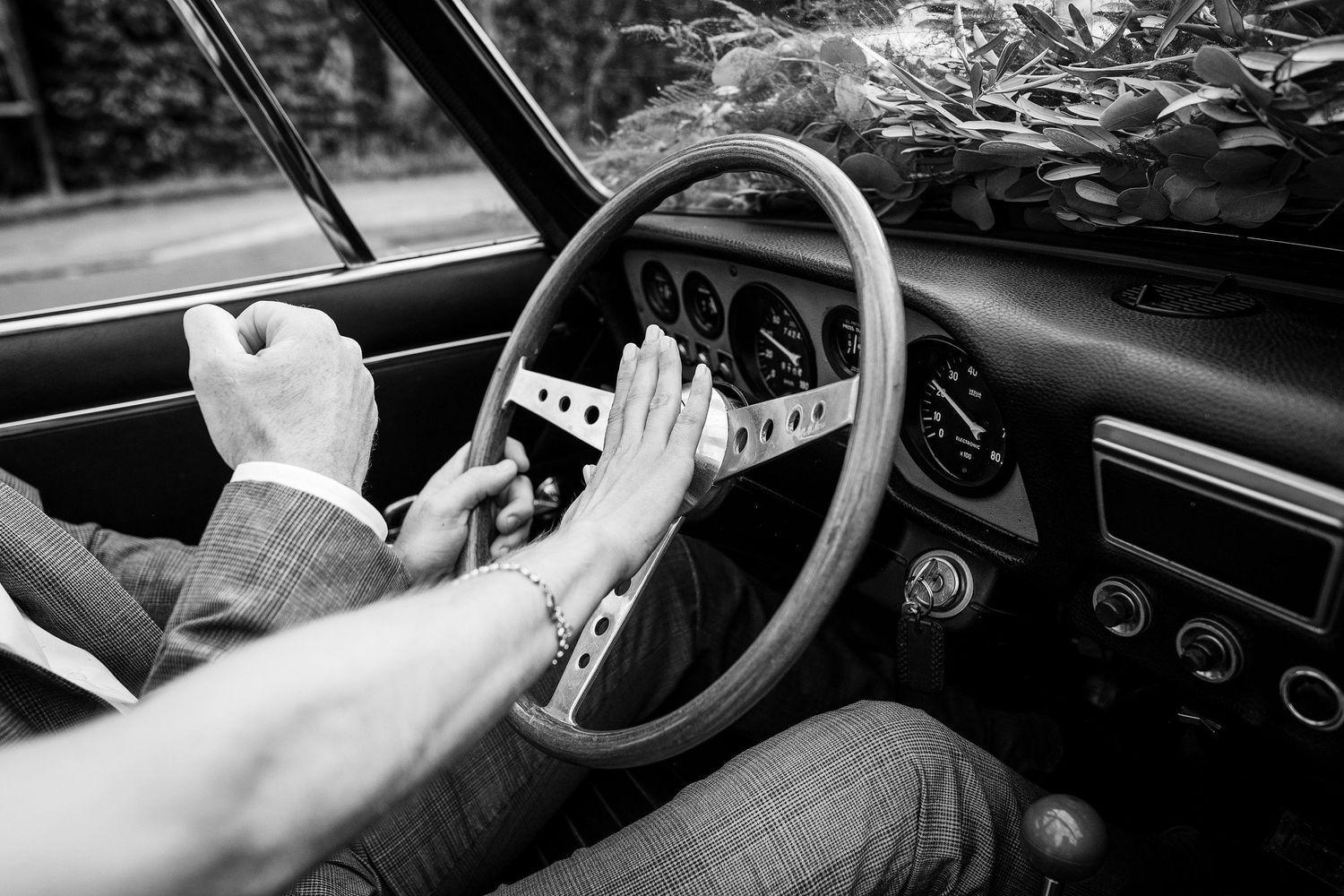 TLOOK photographe de mariage de style documentaire, domaine les Bois de Chamblard cortège gros plan