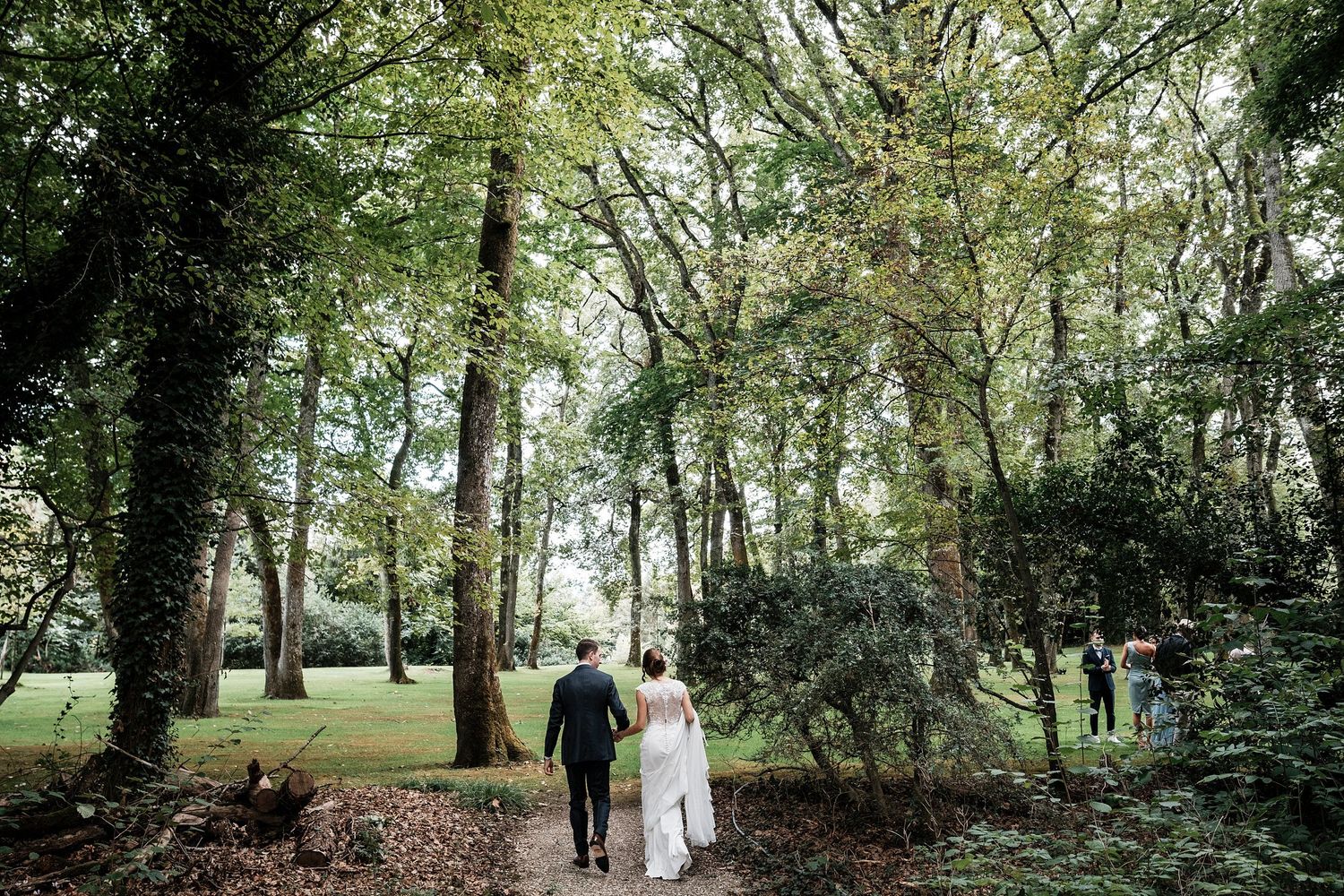 TLOOK photographe de mariage de style documentaire, domaine les Bois de Chamblard arrivée des mariés au cocktail