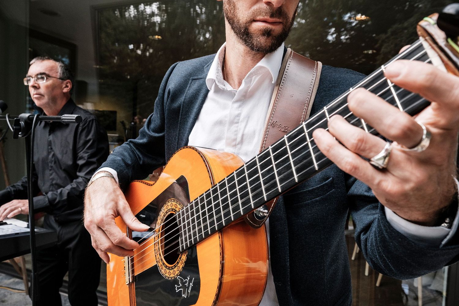 TLOOK photographe de mariage de style documentaire, domaine les Bois de Chamblard cocktail musique