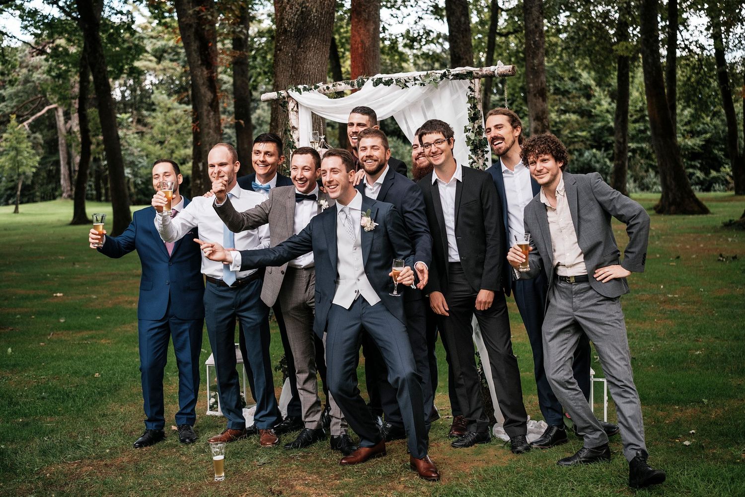 TLOOK photographe de mariage de style documentaire, domaine les Bois de Chamblard groupes d'amis émotions
