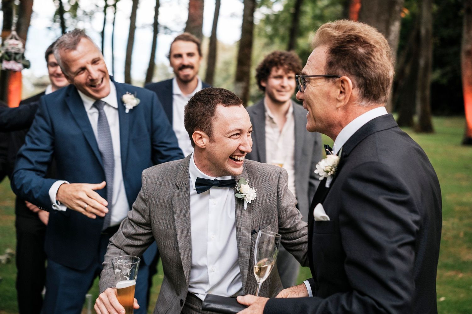 TLOOK photographe de mariage de style documentaire, domaine les Bois de Chamblard groupes d'amis émotions