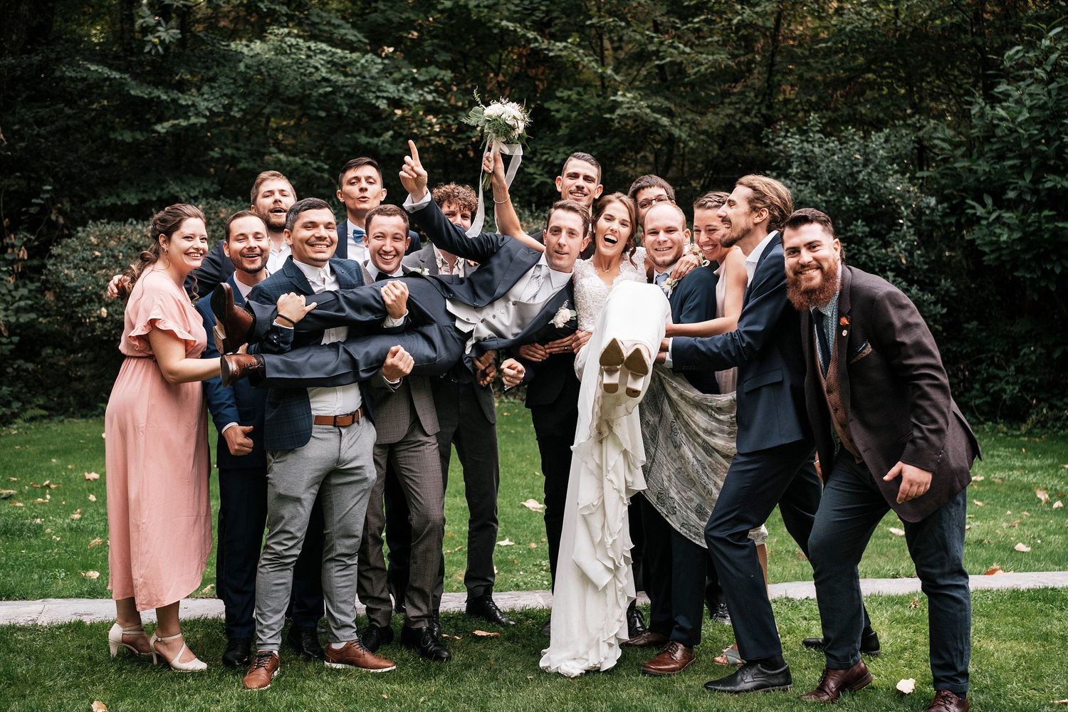 TLOOK photographe de mariage de style documentaire, domaine les Bois de Chamblard groupes d'amis