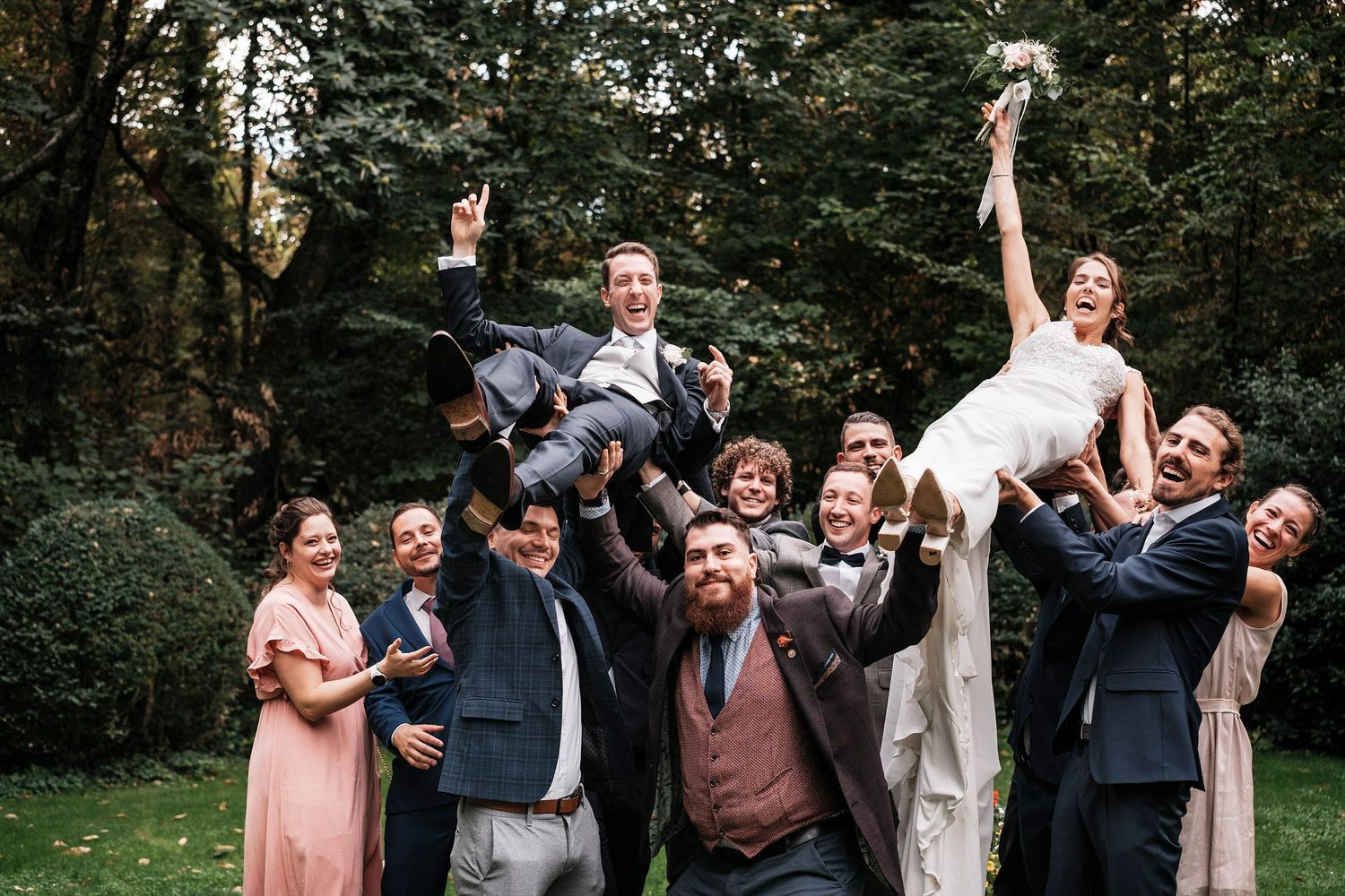 TLOOK photographe de mariage de style documentaire, domaine les Bois de Chamblard groupes d'amis
