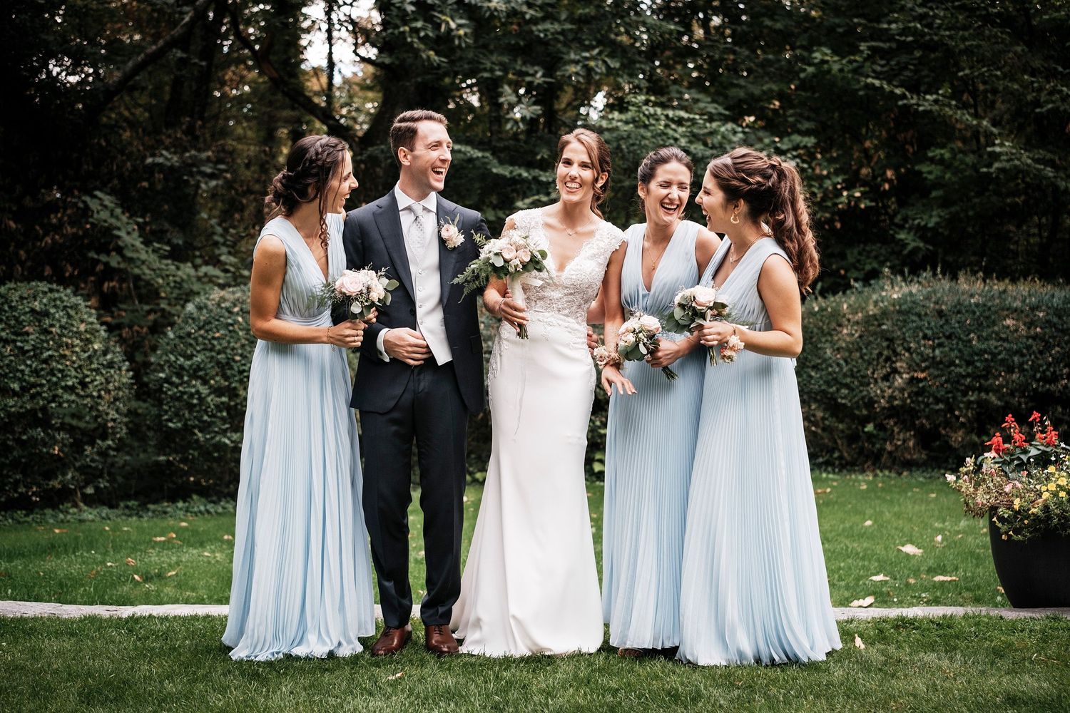 TLOOK photographe de mariage de style documentaire, domaine les Bois de Chamblard portraits avec les demoiselles d'honneur dans le parc