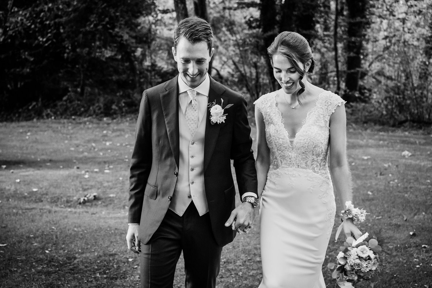 TLOOK photographe de mariage de style documentaire, domaine les Bois de Chamblard portraits des mariés dans le parc