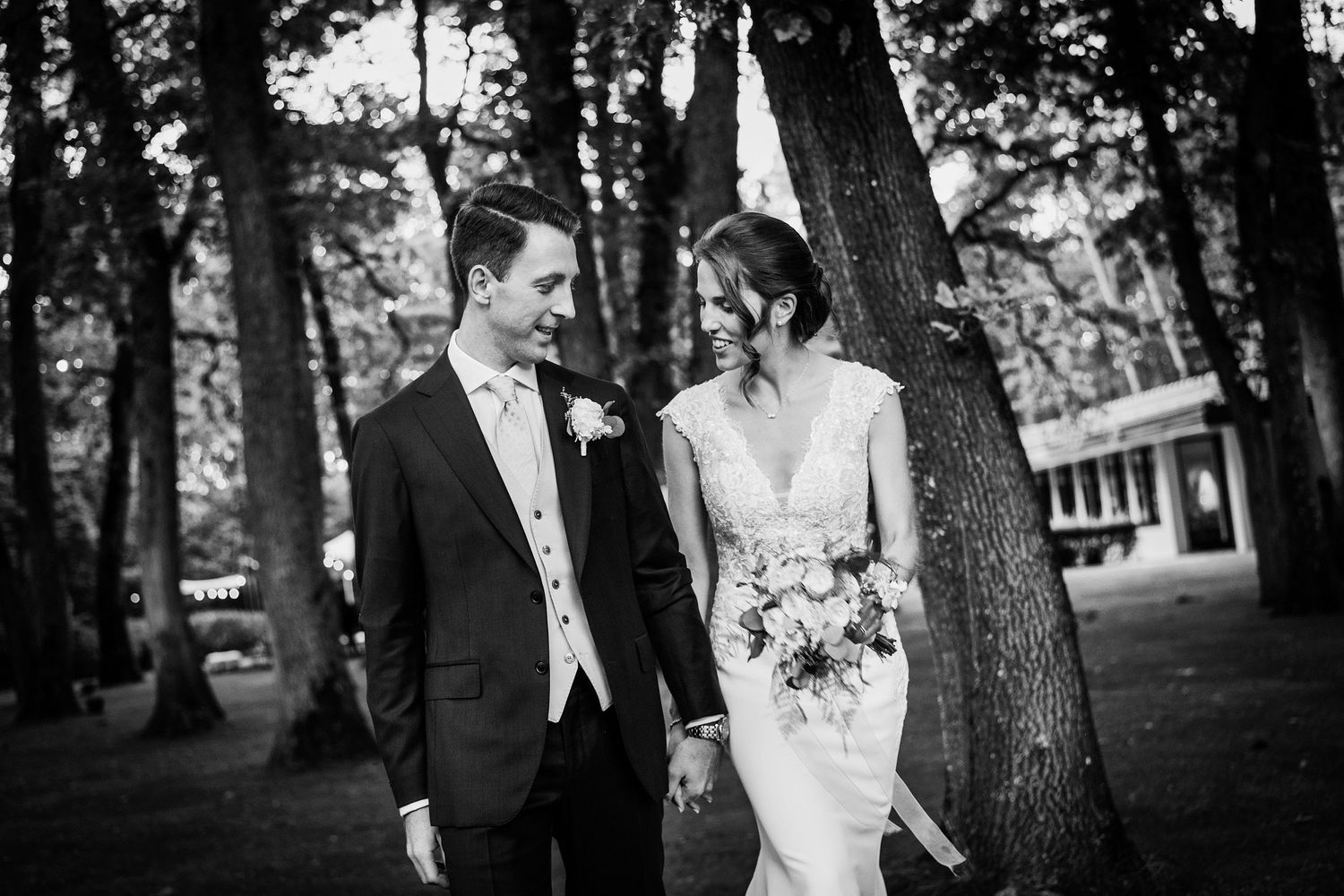 TLOOK photographe de mariage de style documentaire, domaine les Bois de Chamblard portraits des mariés dans le parc