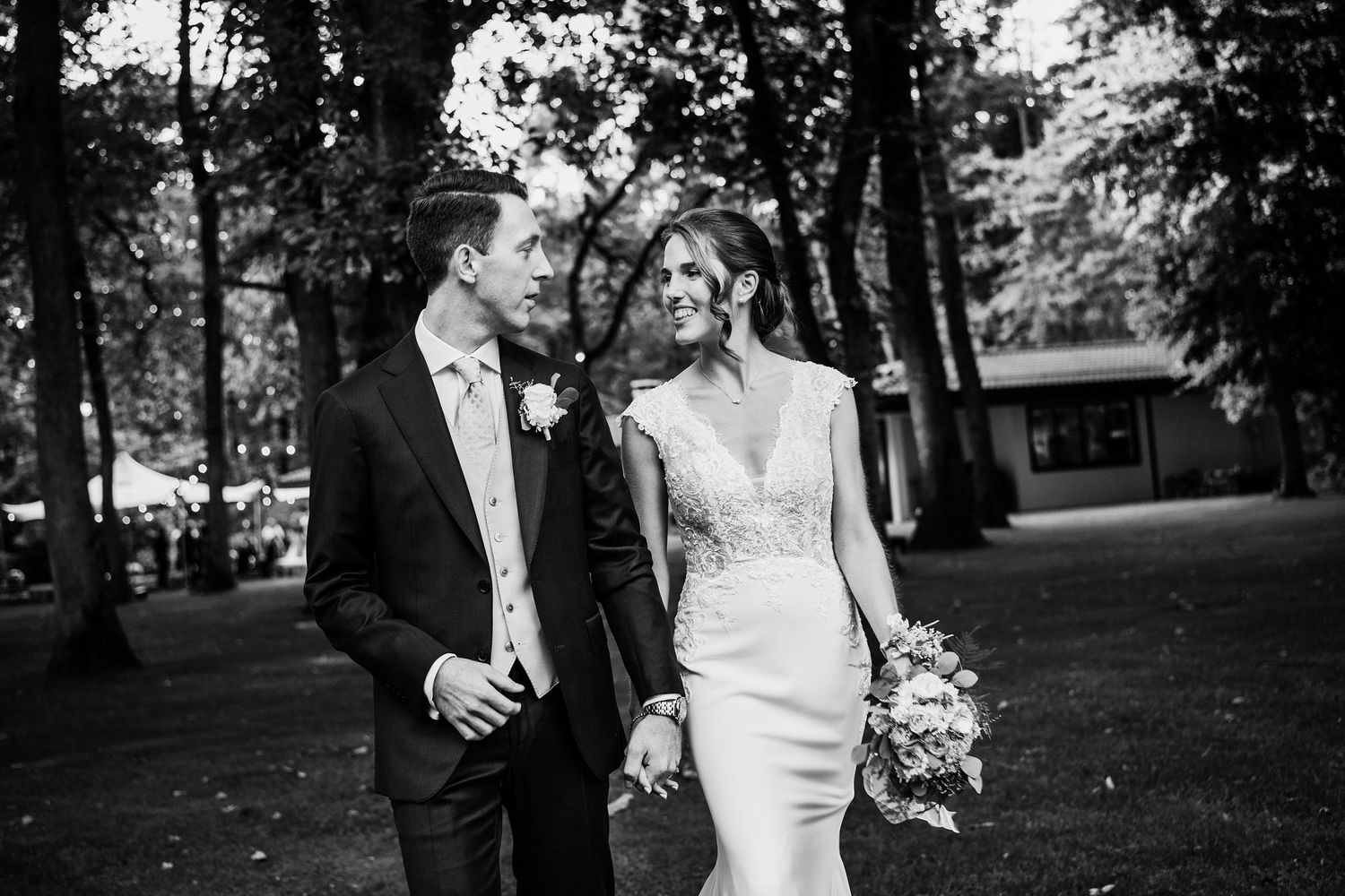 TLOOK photographe de mariage de style documentaire, domaine les Bois de Chamblard portraits des mariés dans le parc
