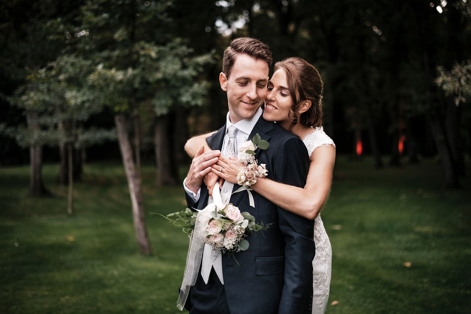 TLOOK photographe de mariage de style documentaire, domaine les Bois de Chamblard portraits des mariés dans le parc