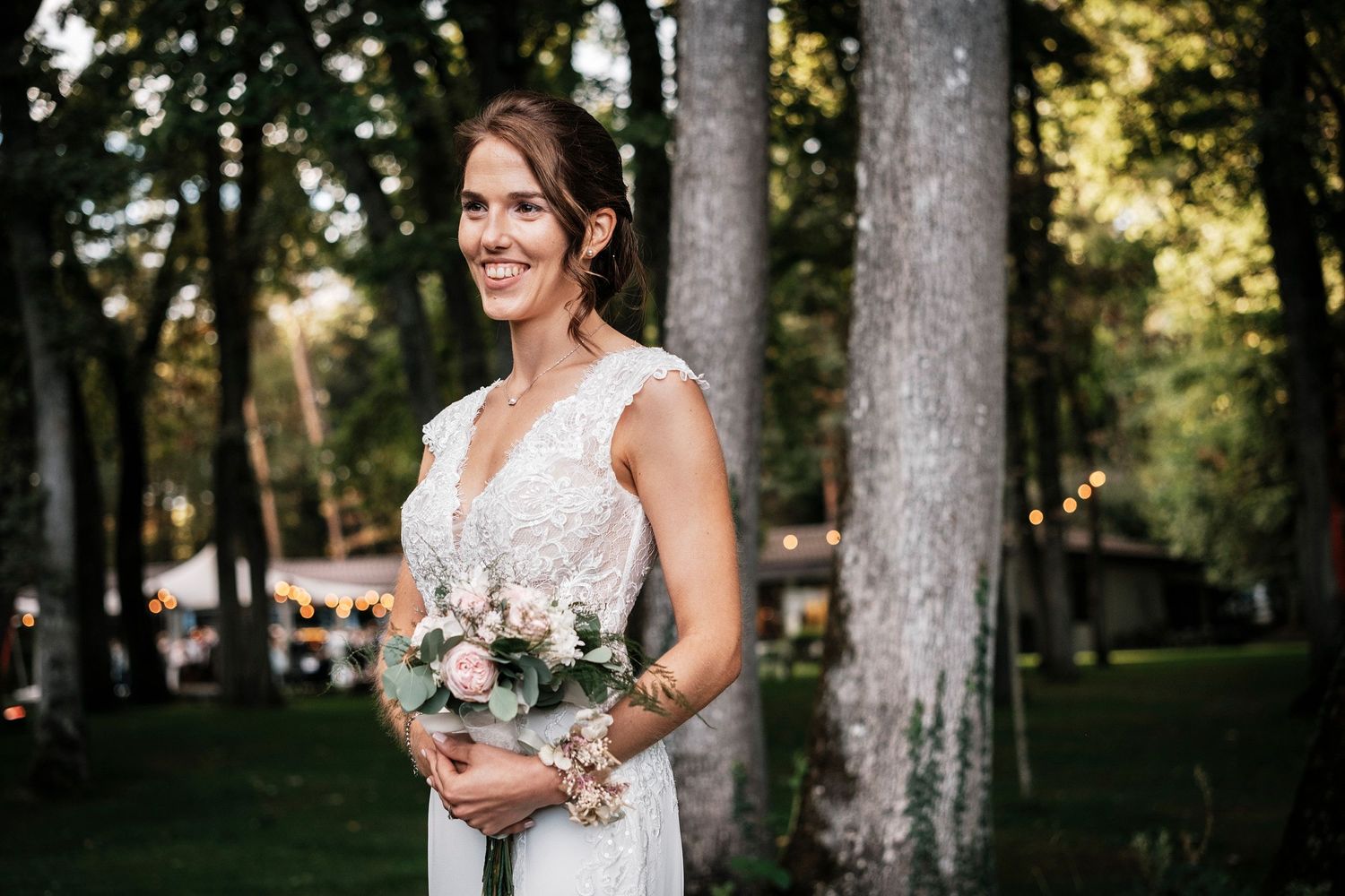 TLOOK photographe de mariage de style documentaire, domaine les Bois de Chamblard portraits des mariés dans le parc