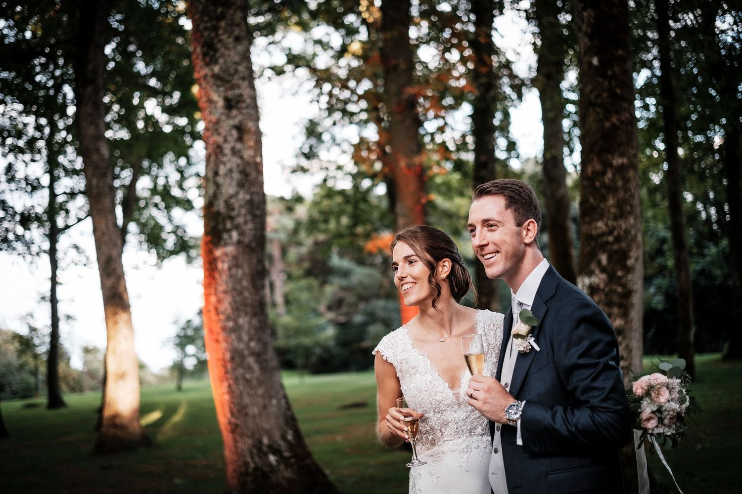 TLOOK photographe de mariage de style documentaire, domaine les Bois de Chamblard portraits des mariés dans le parc