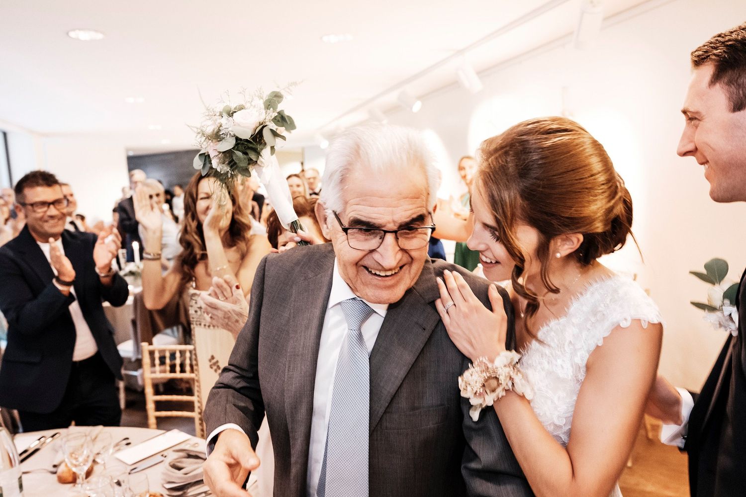 TLOOK photographe de mariage de style documentaire, domaine les Bois de Chamblard soirée émotions