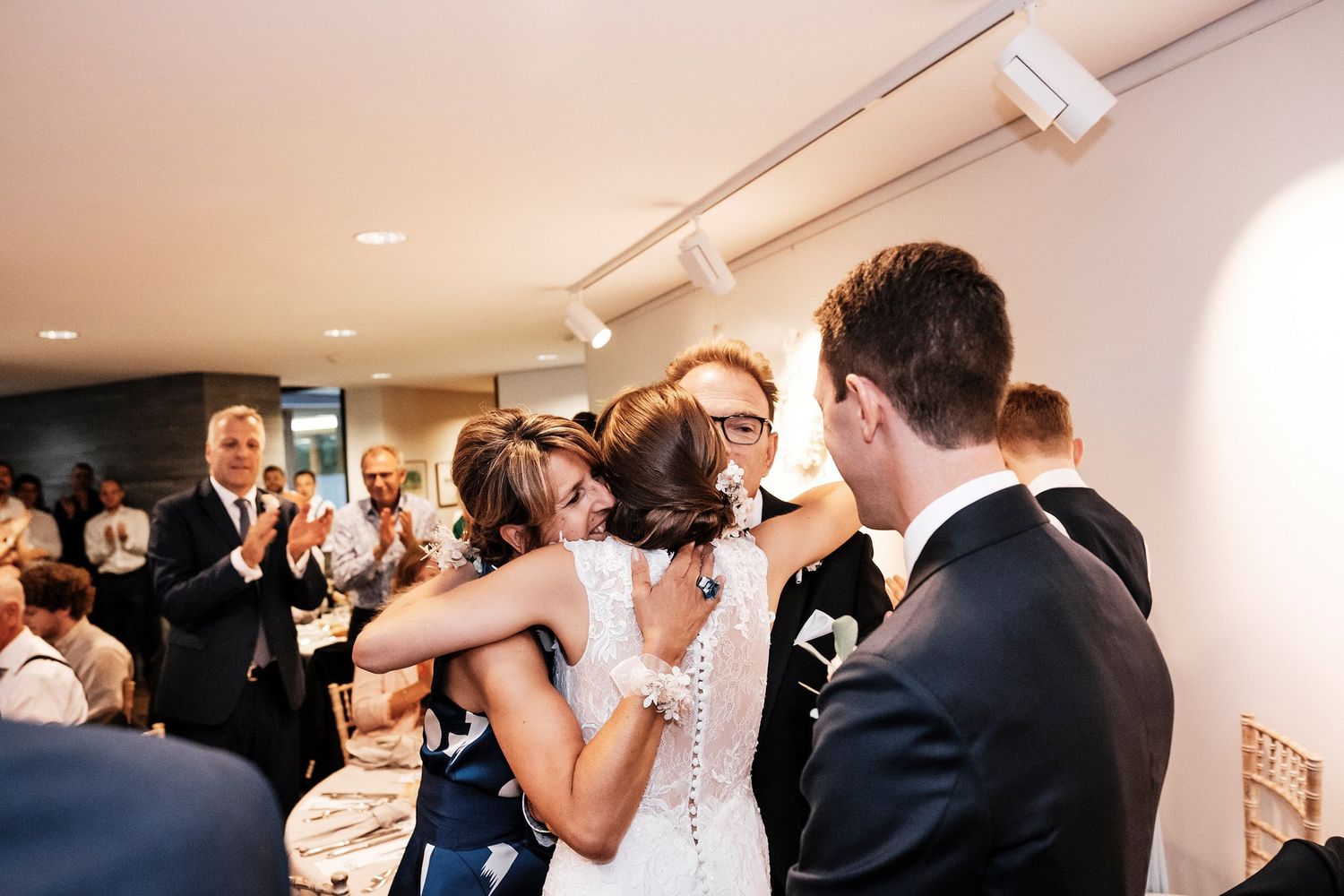 TLOOK photographe de mariage de style documentaire, domaine les Bois de Chamblard soirée émotions
