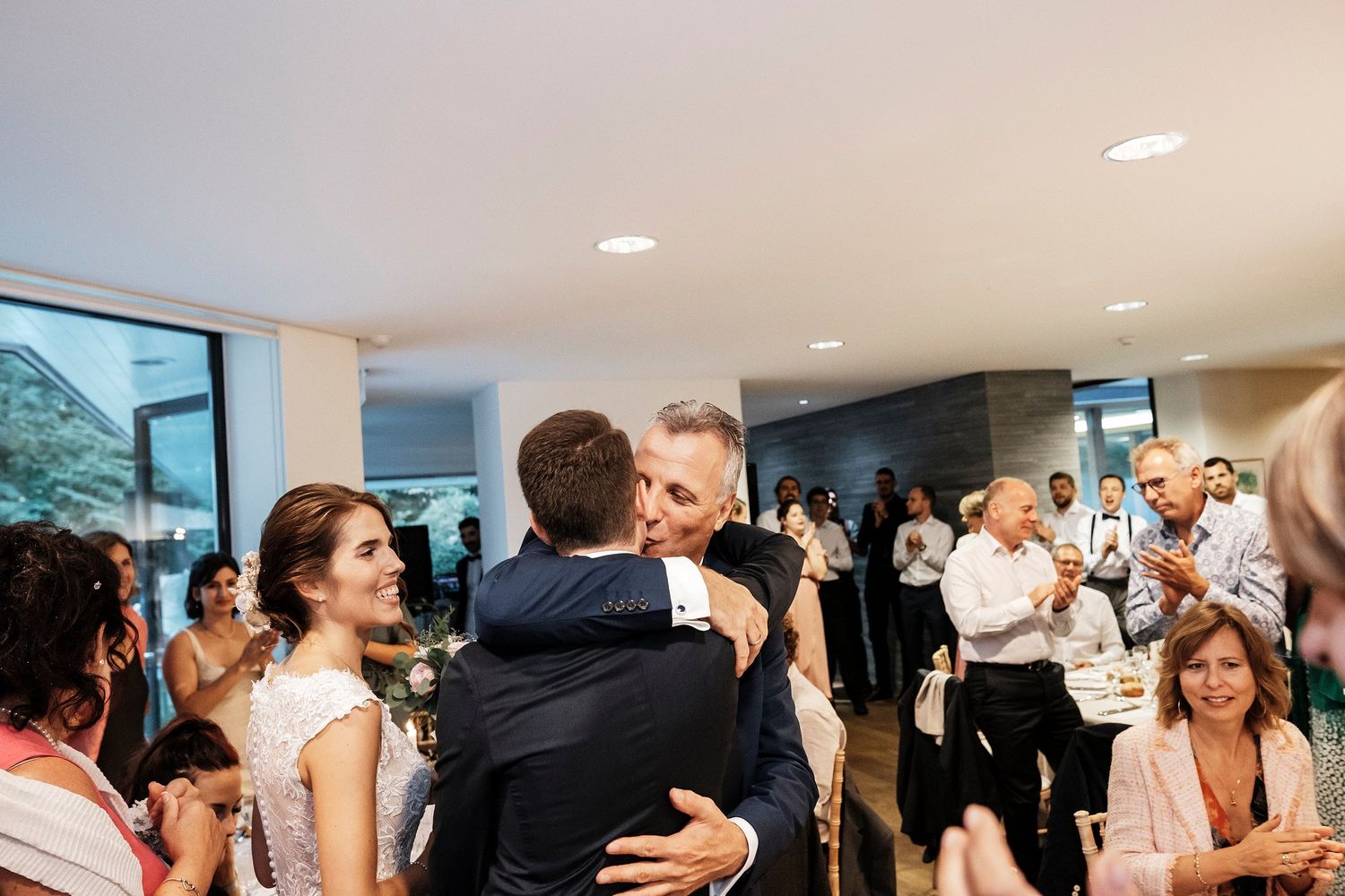 TLOOK photographe de mariage de style documentaire, domaine les Bois de Chamblard soirée émotions