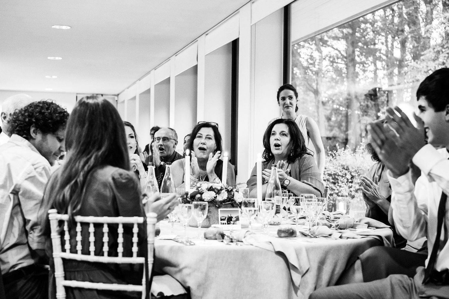 TLOOK photographe de mariage de style documentaire, domaine les Bois de Chamblard soirée émotions