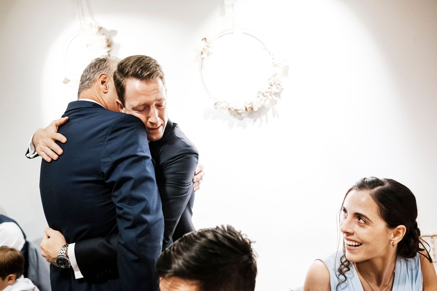 TLOOK photographe de mariage de style documentaire, domaine les Bois de Chamblard soirée émotions avec le marié et son papa