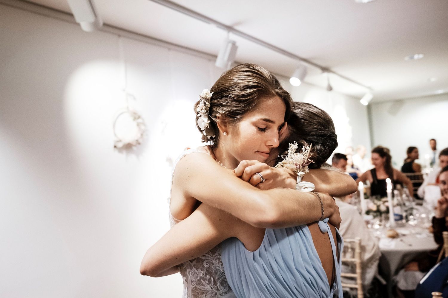 TLOOK photographe de mariage de style documentaire, domaine les Bois de Chamblard soirée émotions avec la mariée et sa témoin