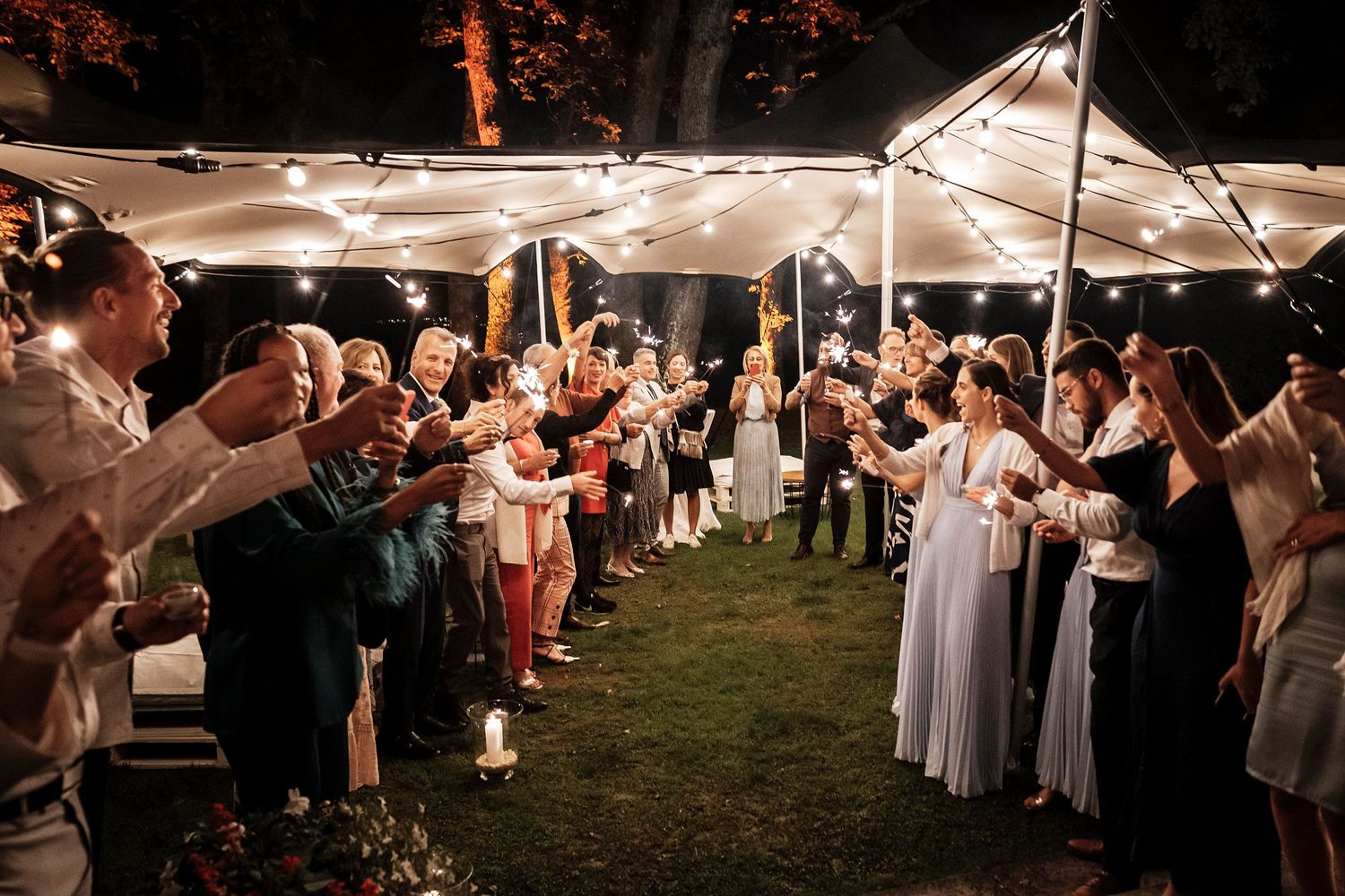 TLOOK photographe de mariage de style documentaire, domaine les Bois de Chamblard soirée allée avec les feux de bengalle