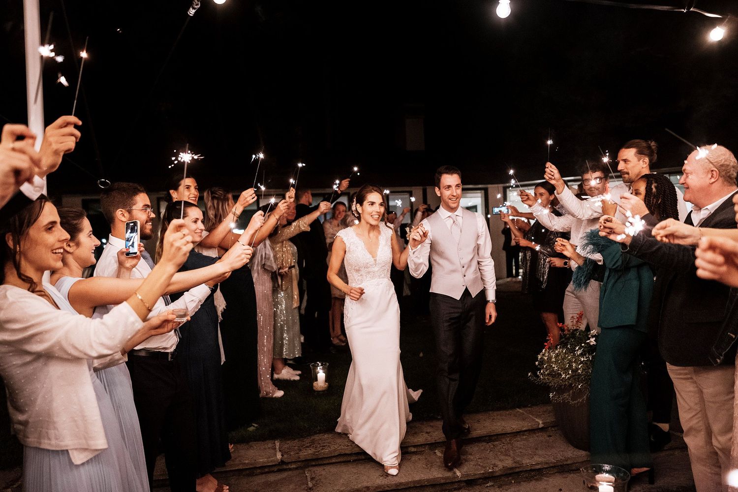 TLOOK photographe de mariage de style documentaire, domaine les Bois de Chamblard soirée allée avec les feux de bengalle