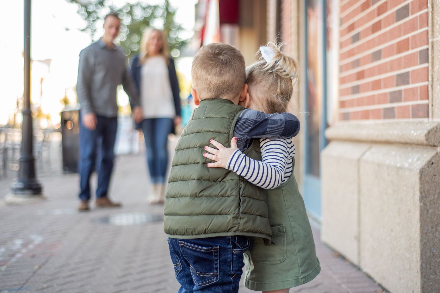 kids parents family Naperville photo urban explorer hug