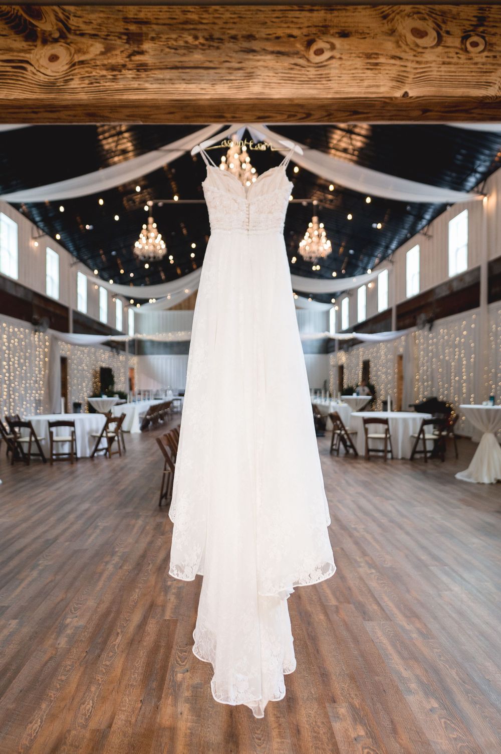 White Barn at Padgett place, wedding photographer, Huntsville Alabama, wedding venue, wedding florist, wedding venues