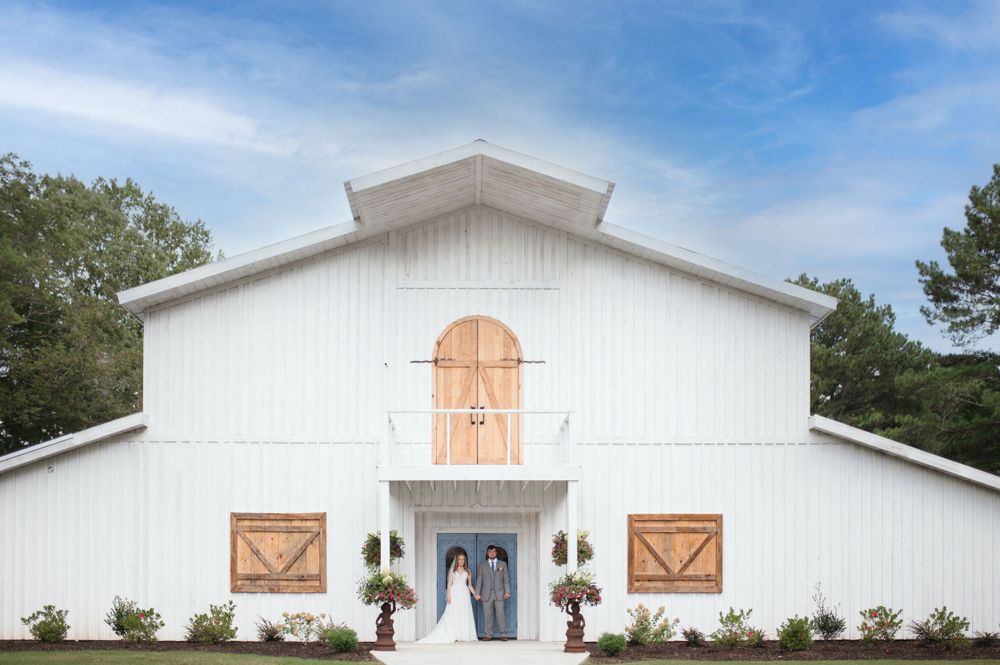 White Barn at Padgett place, wedding photographer, Huntsville Alabama, wedding venue, wedding florist, wedding venues